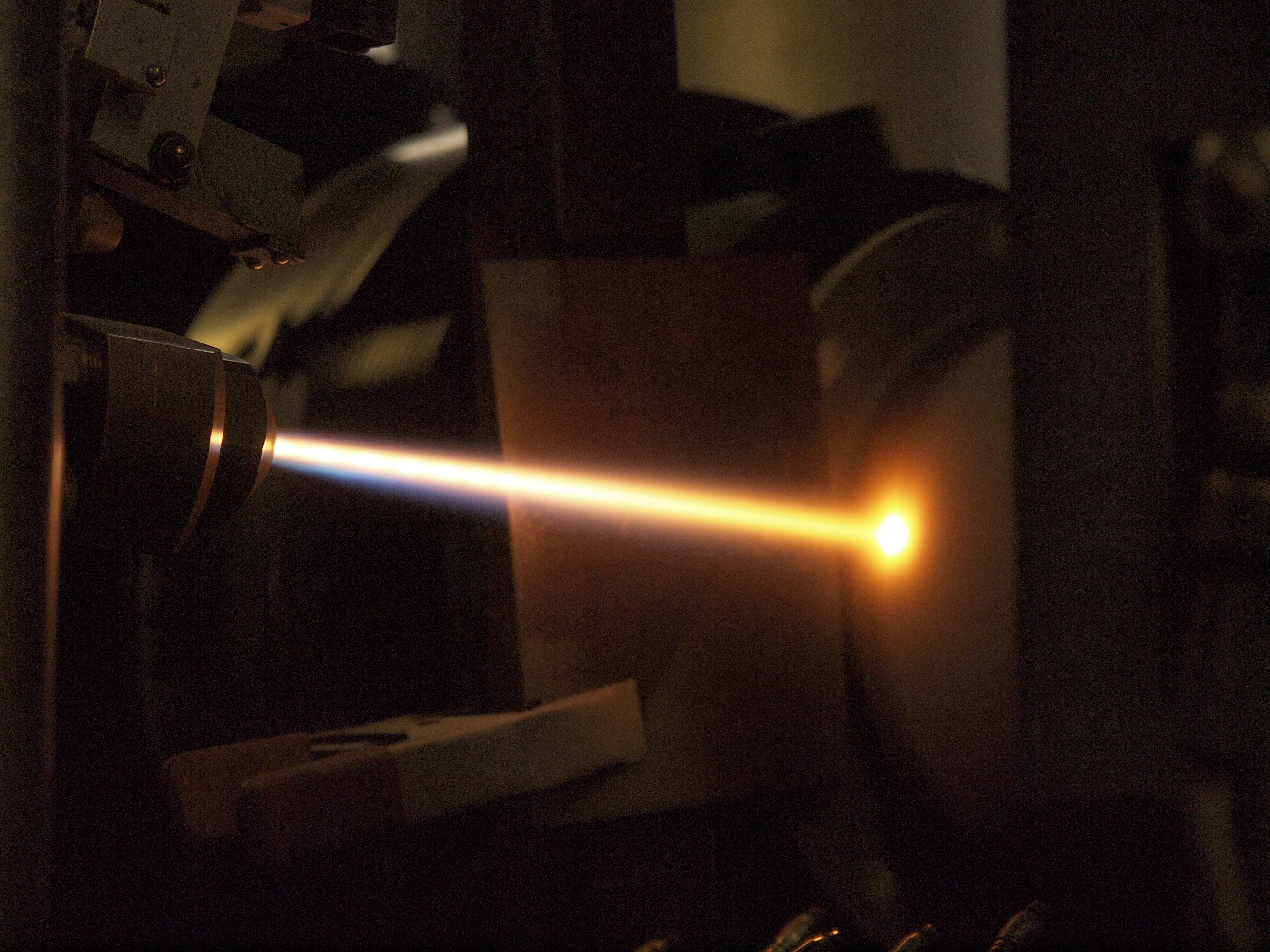 HVOF spuiten in uitvoering met hogedruk vlam op een industrieel werkstuk bij Plasma Service