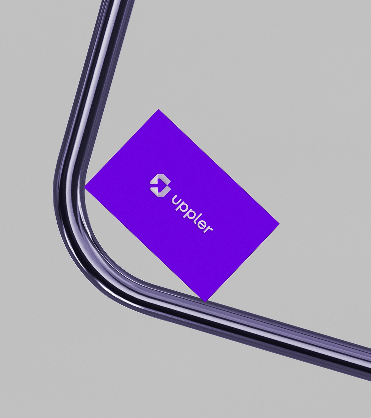 Cartão de visitas sobre um metal