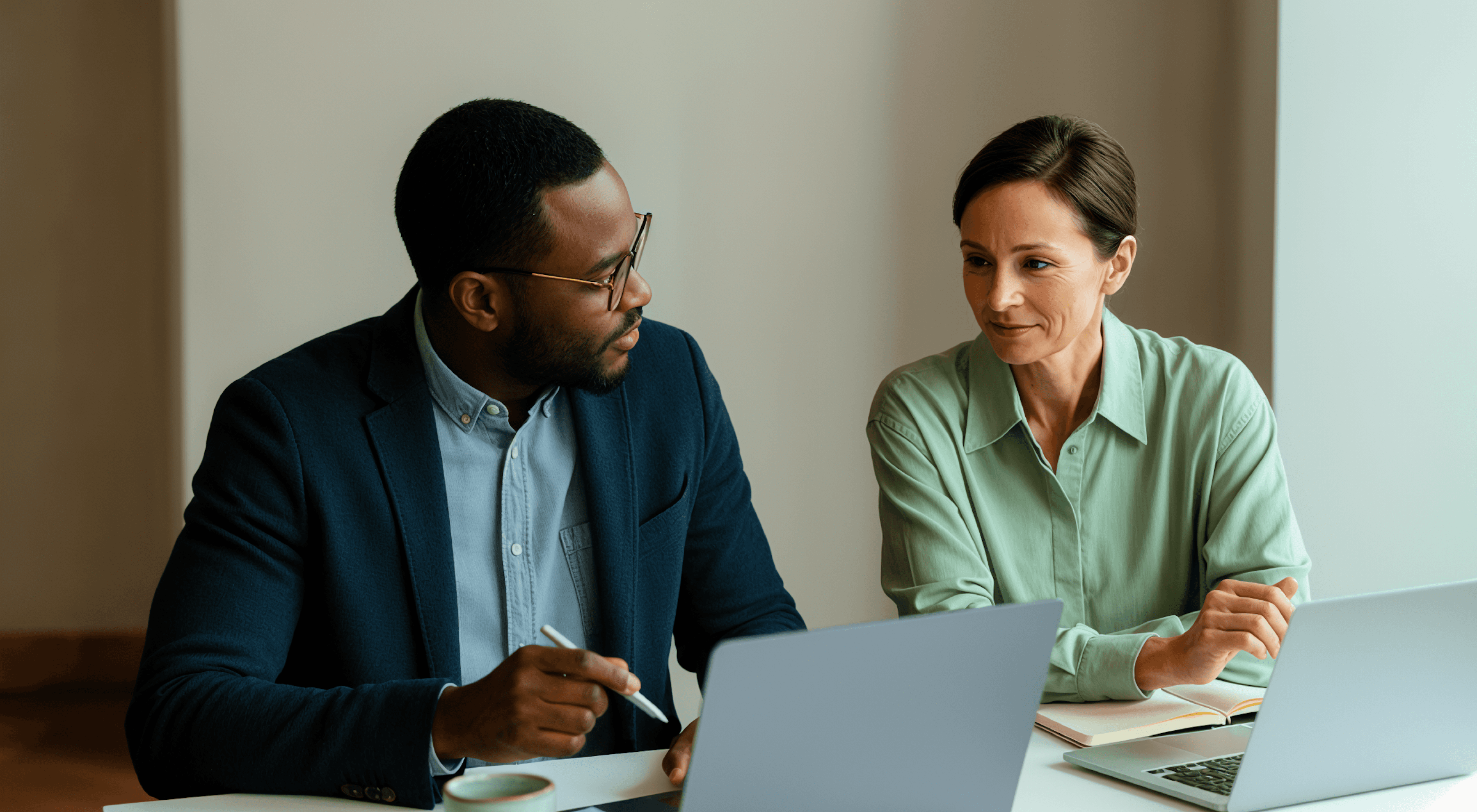 Alto working alongside leadership