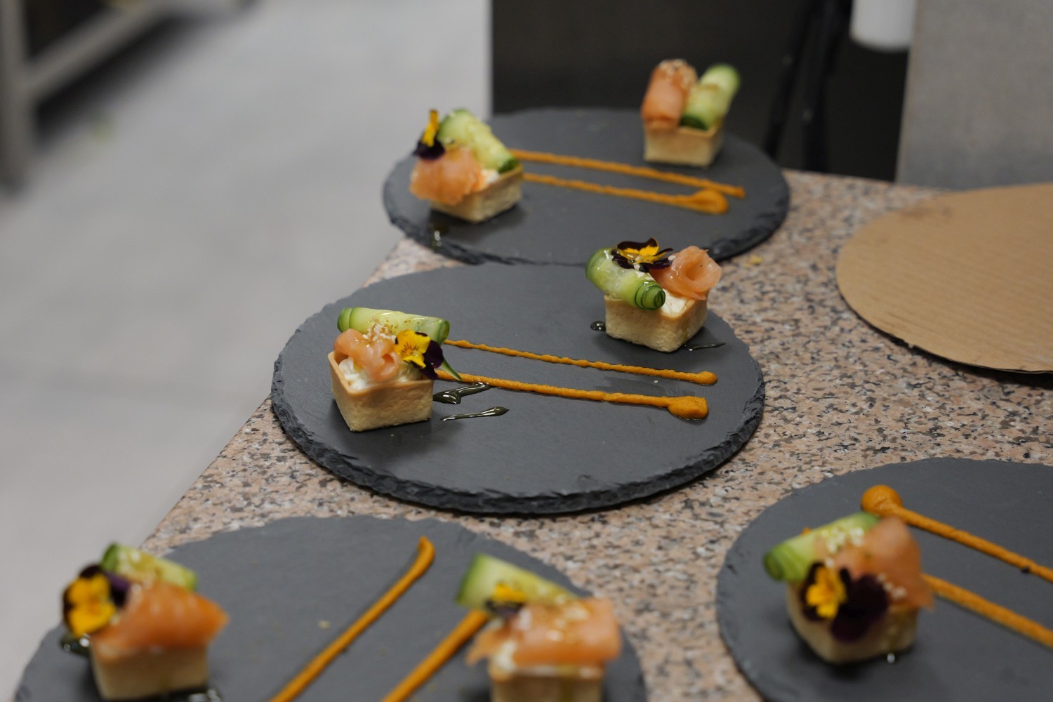 Eleganckie przystawki podane podczas kolacji tematycznej w Niedźwiedzia 25.