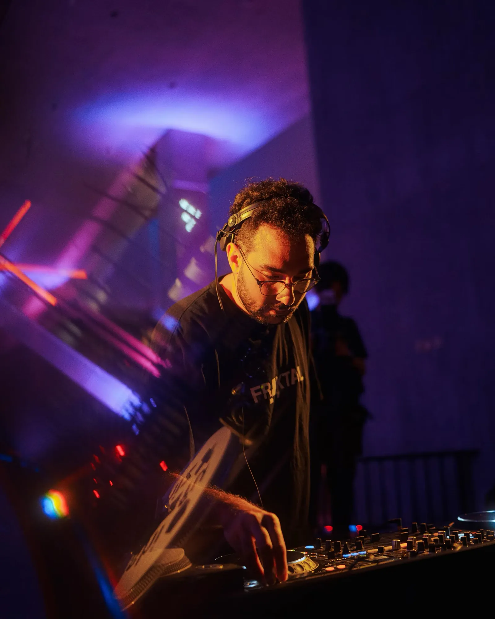 M+ Night Parties — project image 07 by Roman Olinchuk. 香港攝影、創意影像及視覺敘事作品。