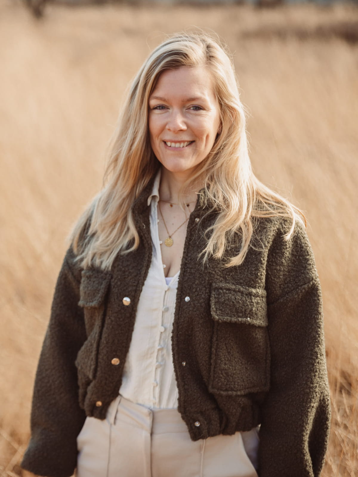 Portretfoto van Annet Engel-Hollak in een natuurlijke buitenomgeving.