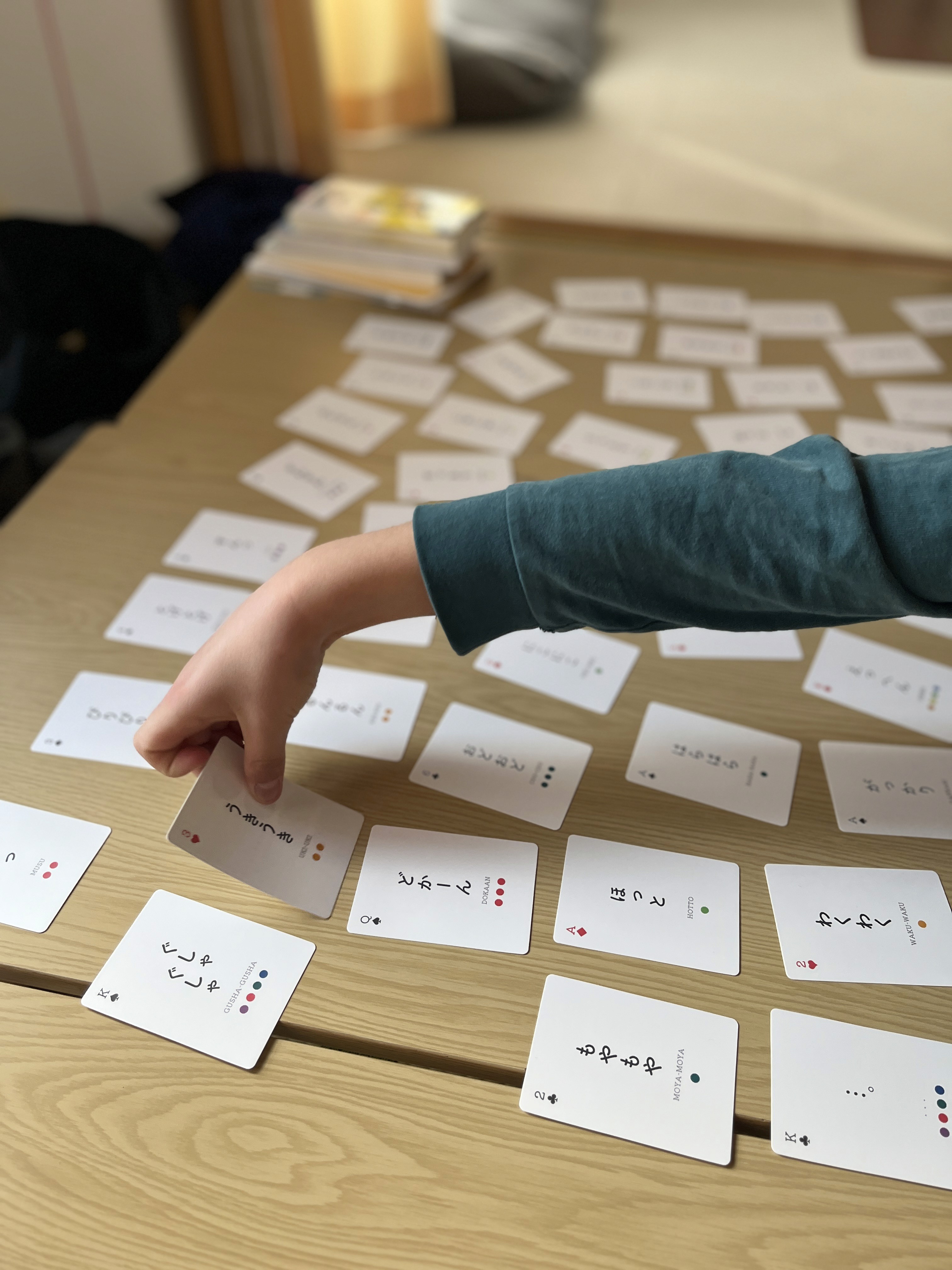 カードを使って学びを楽しむ活動の様子