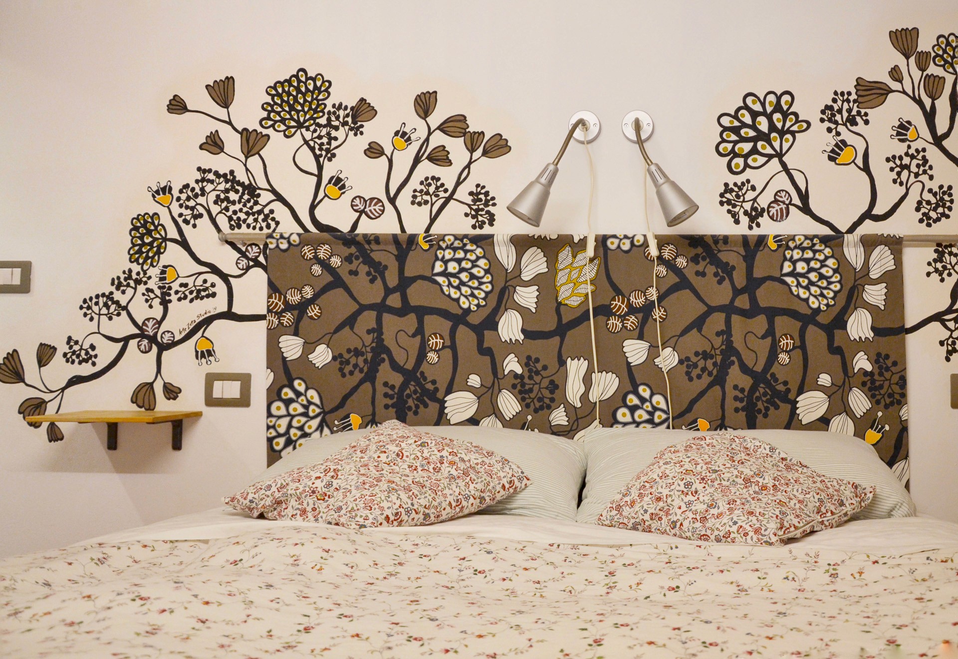 Immagine della camera da letto al piano di sopra con dettaglio sull'arte