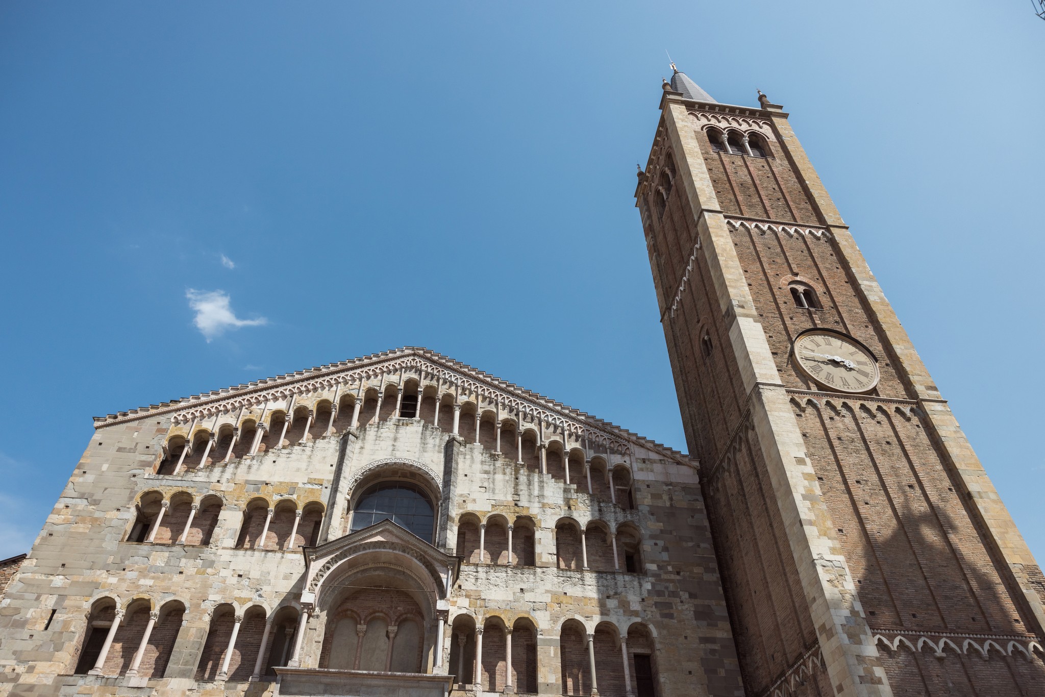 Facciata romanica di Villa Peroni Riva con torre dell'orologio, location del matrimonio di Francesca e Matteo