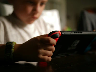Imagen de niño usando consola