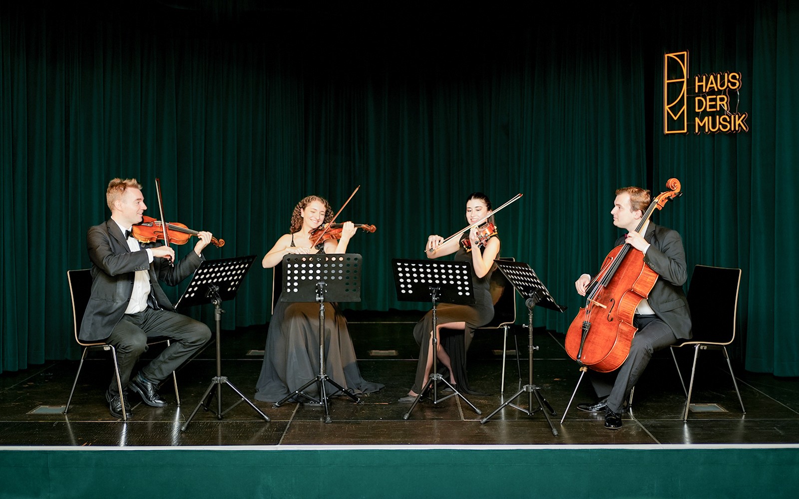 於維也納 Haus der Musik 舉行嘅古典音樂會演出。直向圖片。