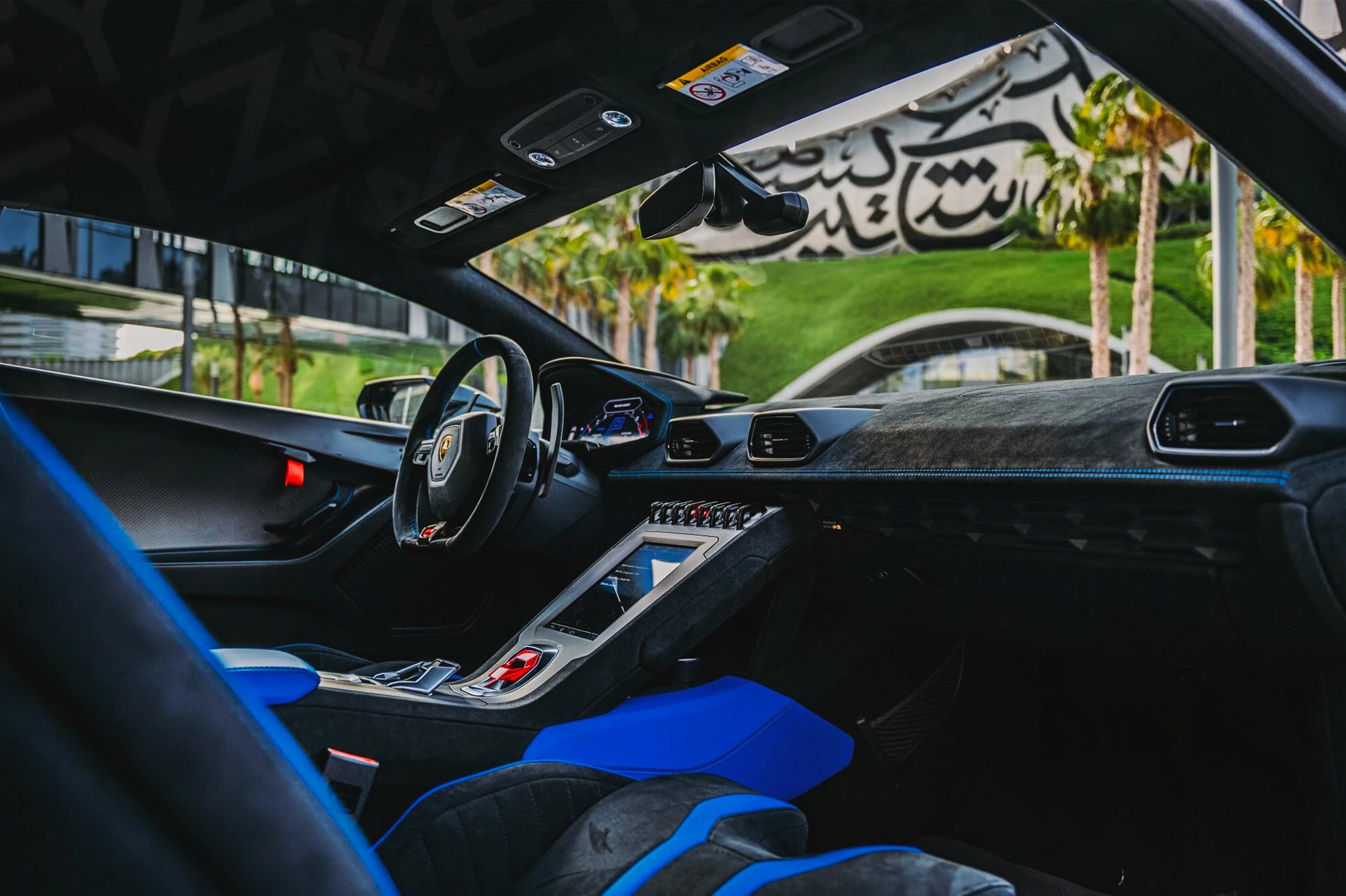 Vue interieur Lamborghini Huracan STO Noir Mat – Location Supercar à Dubaï | Keyz Rent