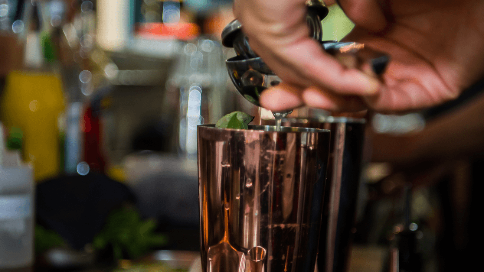 Shaker-Nahaufnahme im SAPOORI Cocktailkurs für Einzelbucher in Frankfurt, professionelle Mixtechnik.