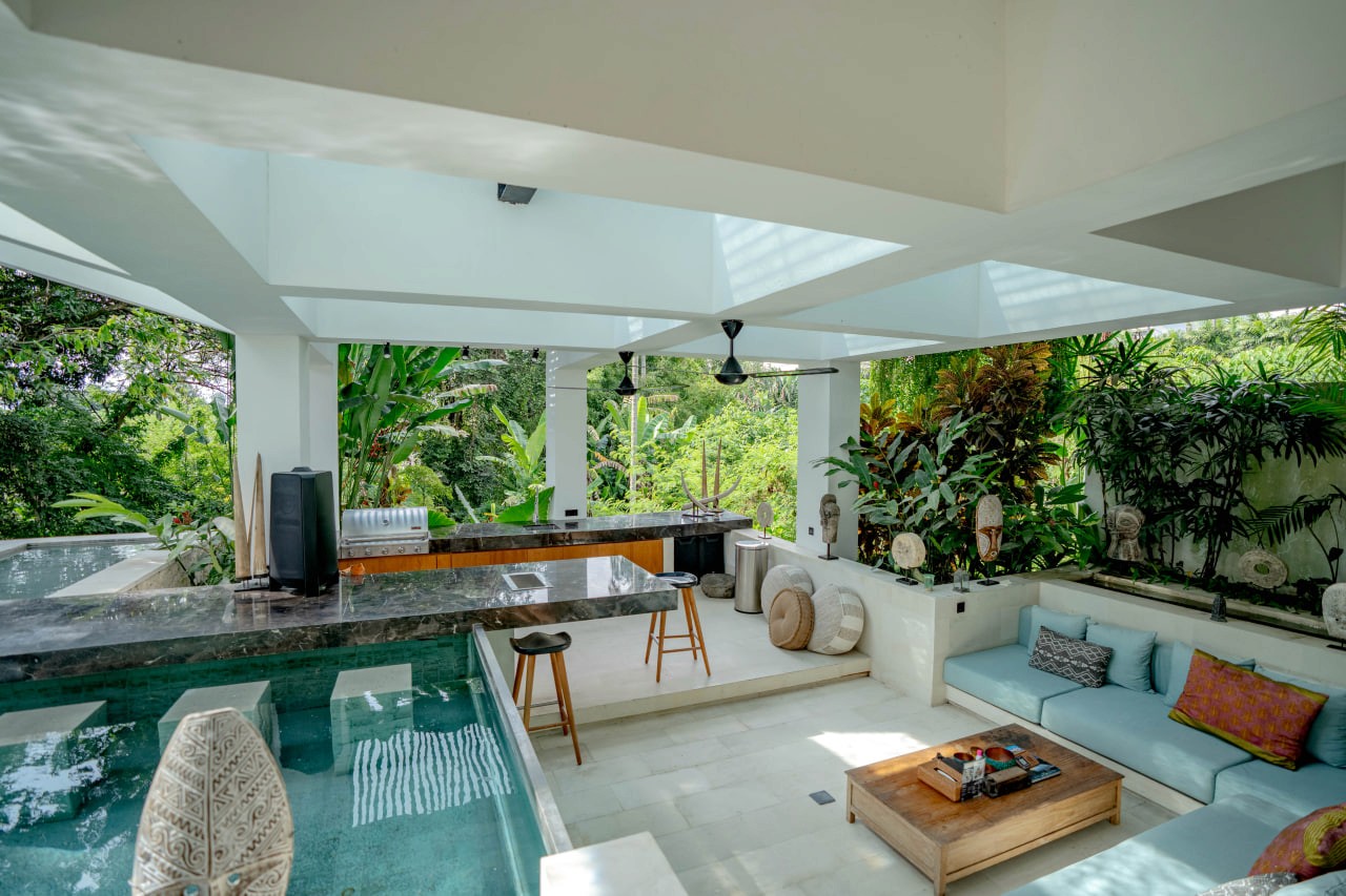 Freehold 6-bedroom villa in Pererenan