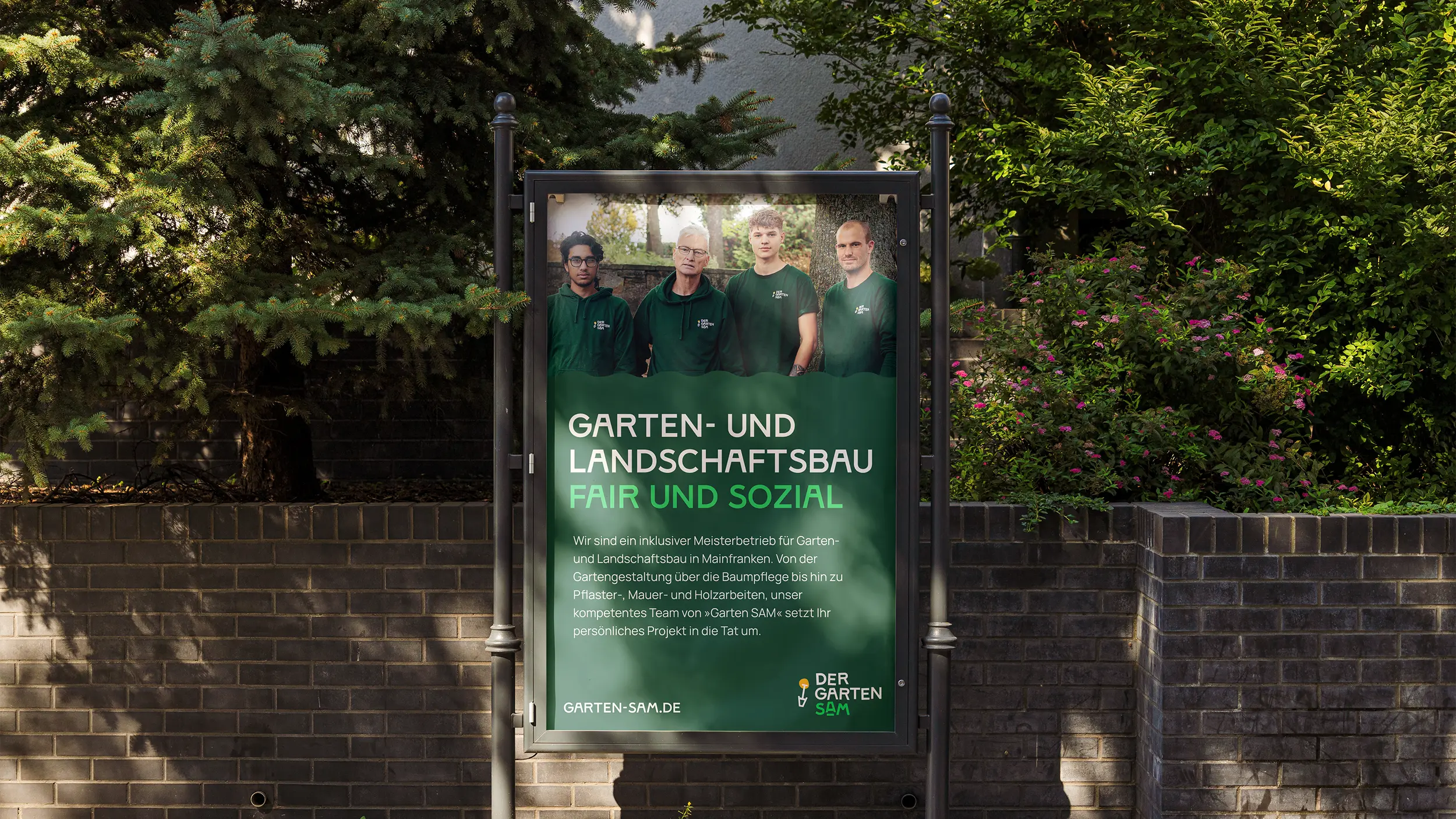 Werbeplakat mit Team und Slogan „Fair und sozial“