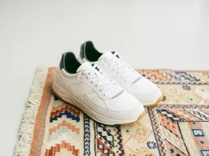 Dans le lookbook de la marque Danoise Another Aspect, le mannequin porte un costume gris et une chemise blanche