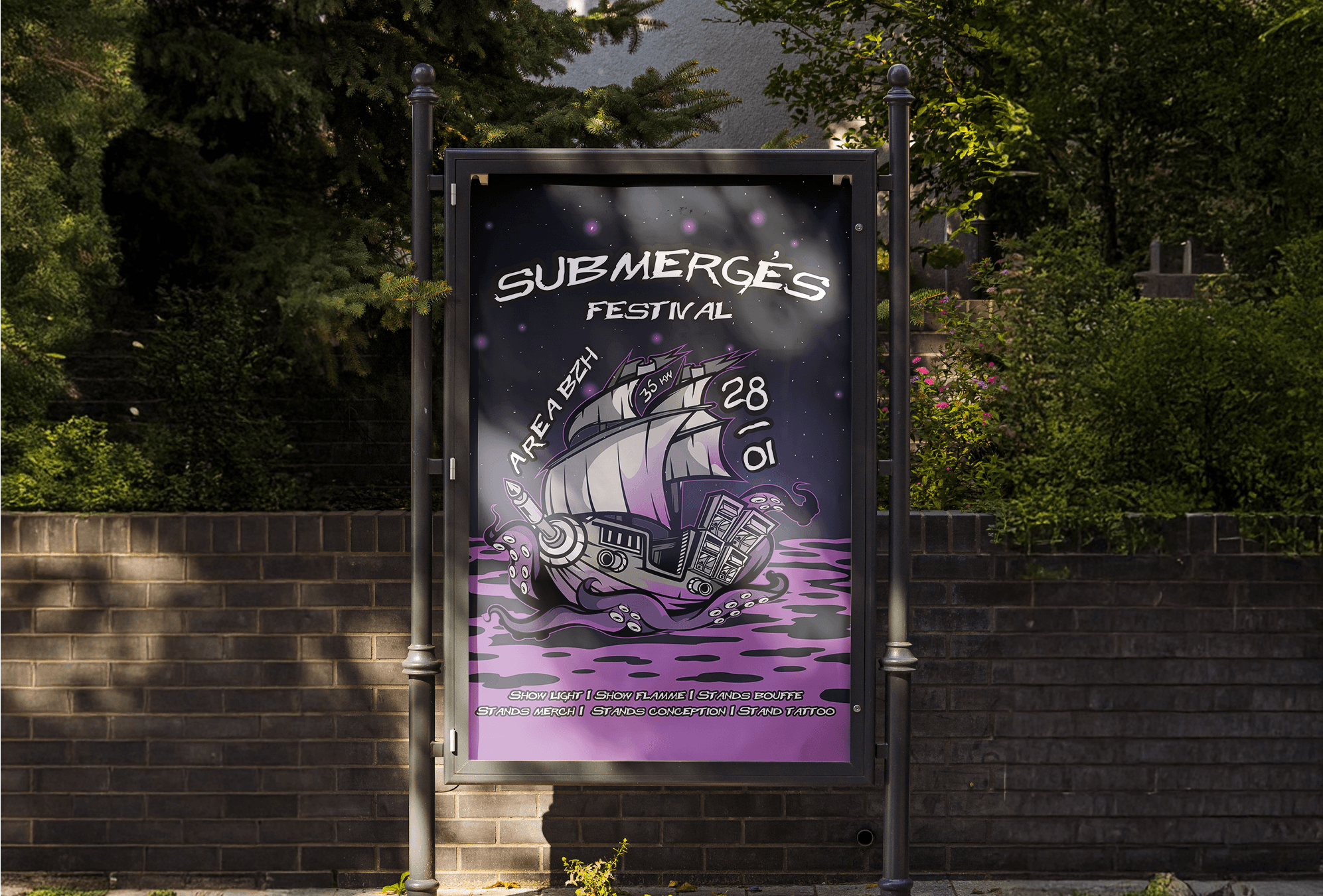 Affiche du Submergés Festival, événement électro avec ambiance aquatique et psychédélique, bateau flottant sur une mer trouble