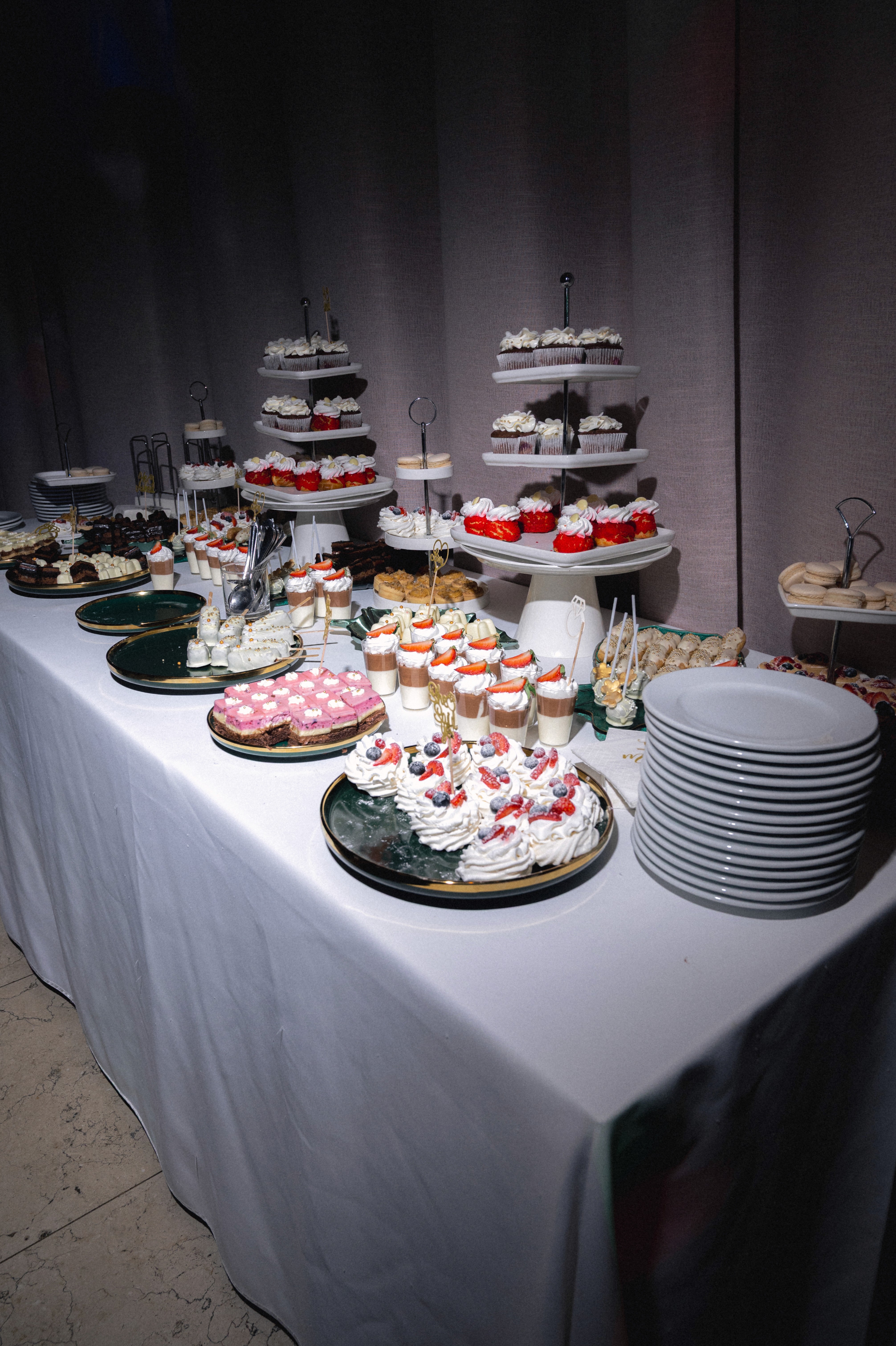Candy bar elegant pregătit pentru invitați la o cununie civilă organizată la Casa Vlăsiei.