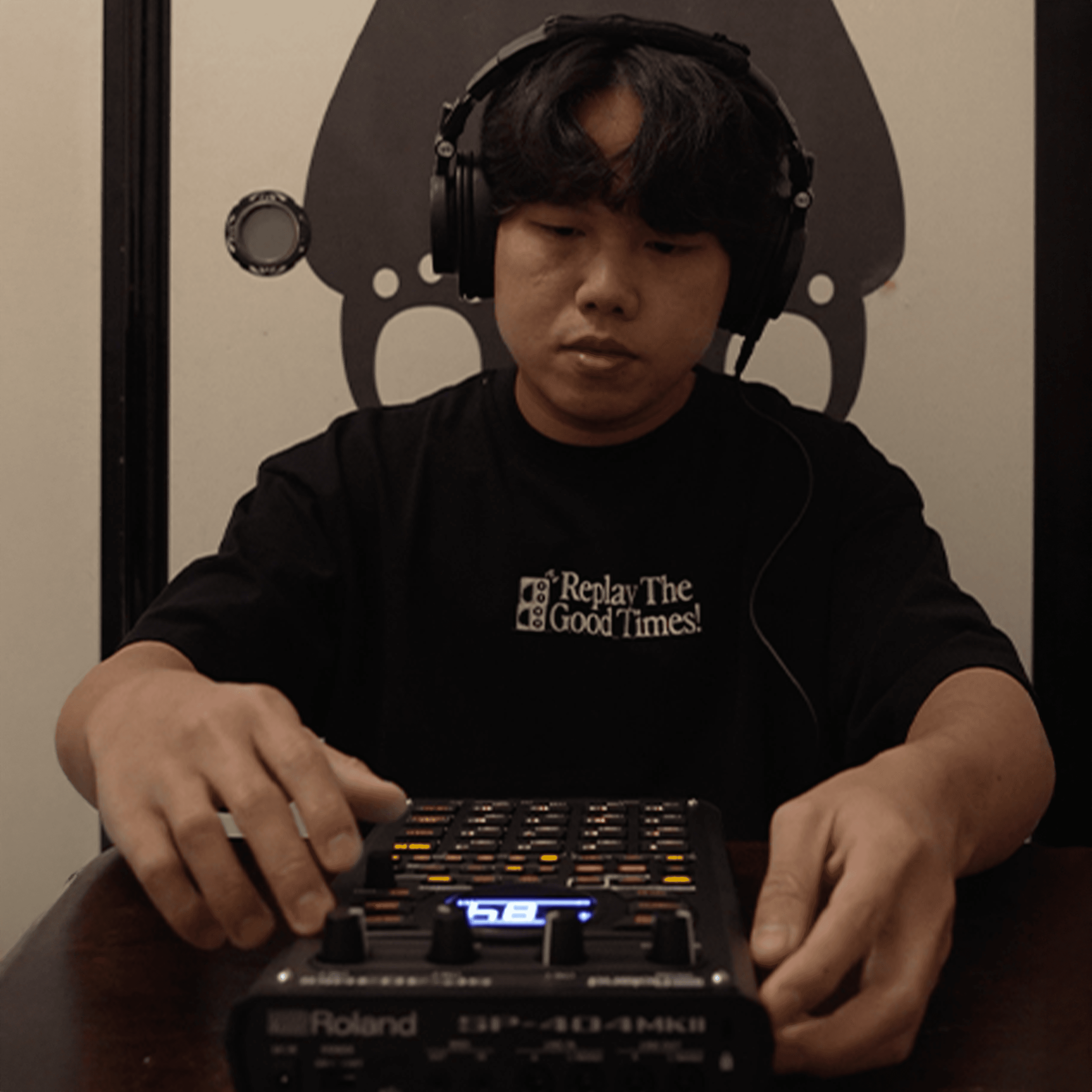 hotpotatoes, Singapore lo-fi producer and pianist Lebrone, sampling sounds on a Roland SP-404MKII in his home studio