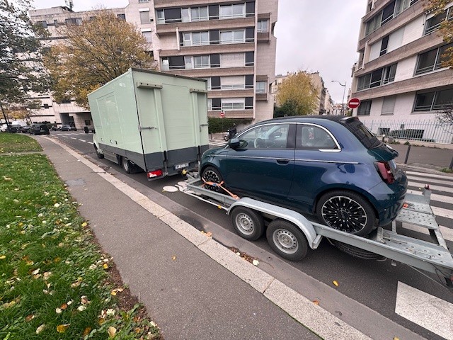 Logo de Magic Car mis en scène avec une voiture en arrière plan