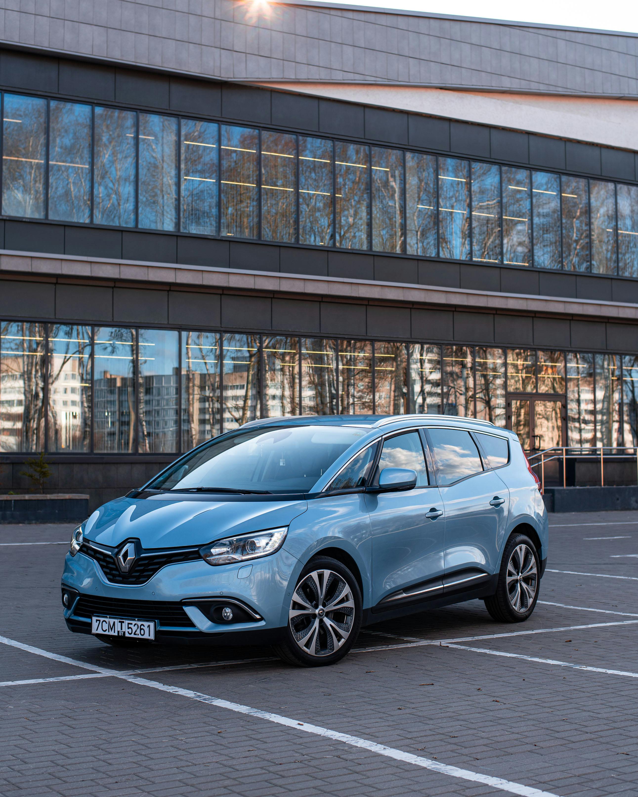 Travel with ease in modern and spacious vehicles, offering reliable and comfortable transportation for airport transfers and city travel across Europe.