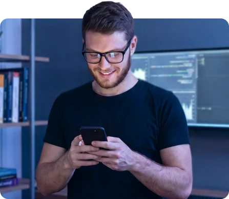 Homem sorrindo mexendo no celular