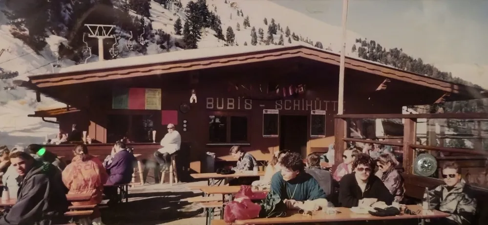 Ein altes Bild von der Bubis Schihütte in Sölden.