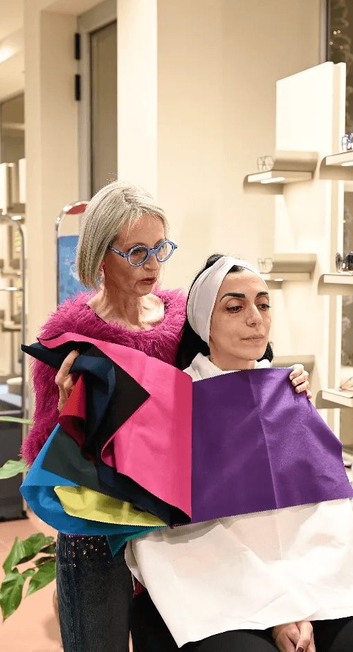 Consulenza d’immagine e armocromia presso Ottica Dentella ad Ancona con Cristina Notarangelo, con tessuti di colori differenti utilizzati per analizzare le tonalità più armoniose rispetto al viso della persona. Attraverso armocromia, studio del face shape, proporzioni e lineamenti, Ottica Dentella accompagna nella scelta della montatura più adatta per colore, forma e stile, trasformando l’occhiale in un elemento capace di valorizzare l’identità e le caratteristiche individuali.