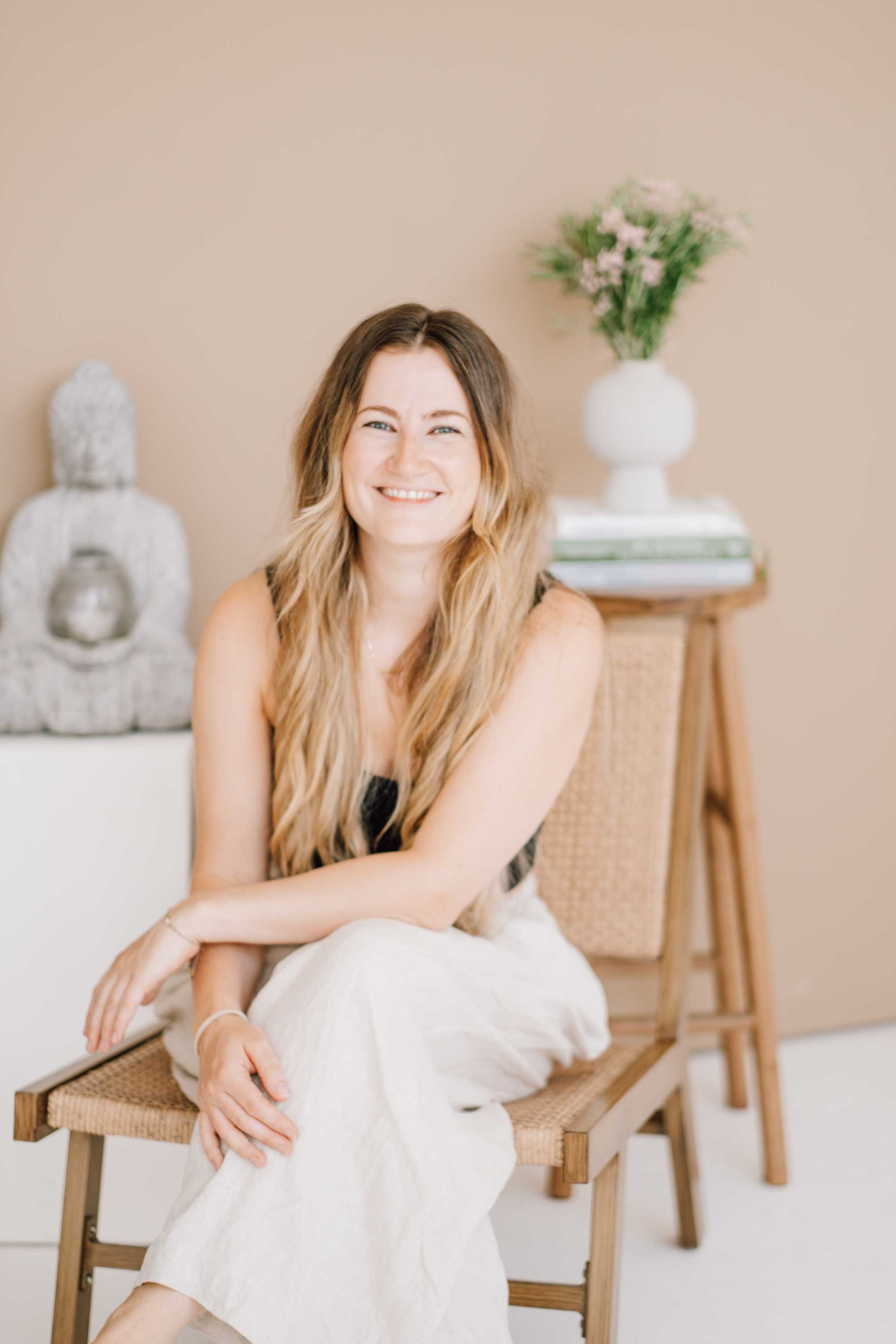 Antonia sitzt lächelnd auf Stuhl