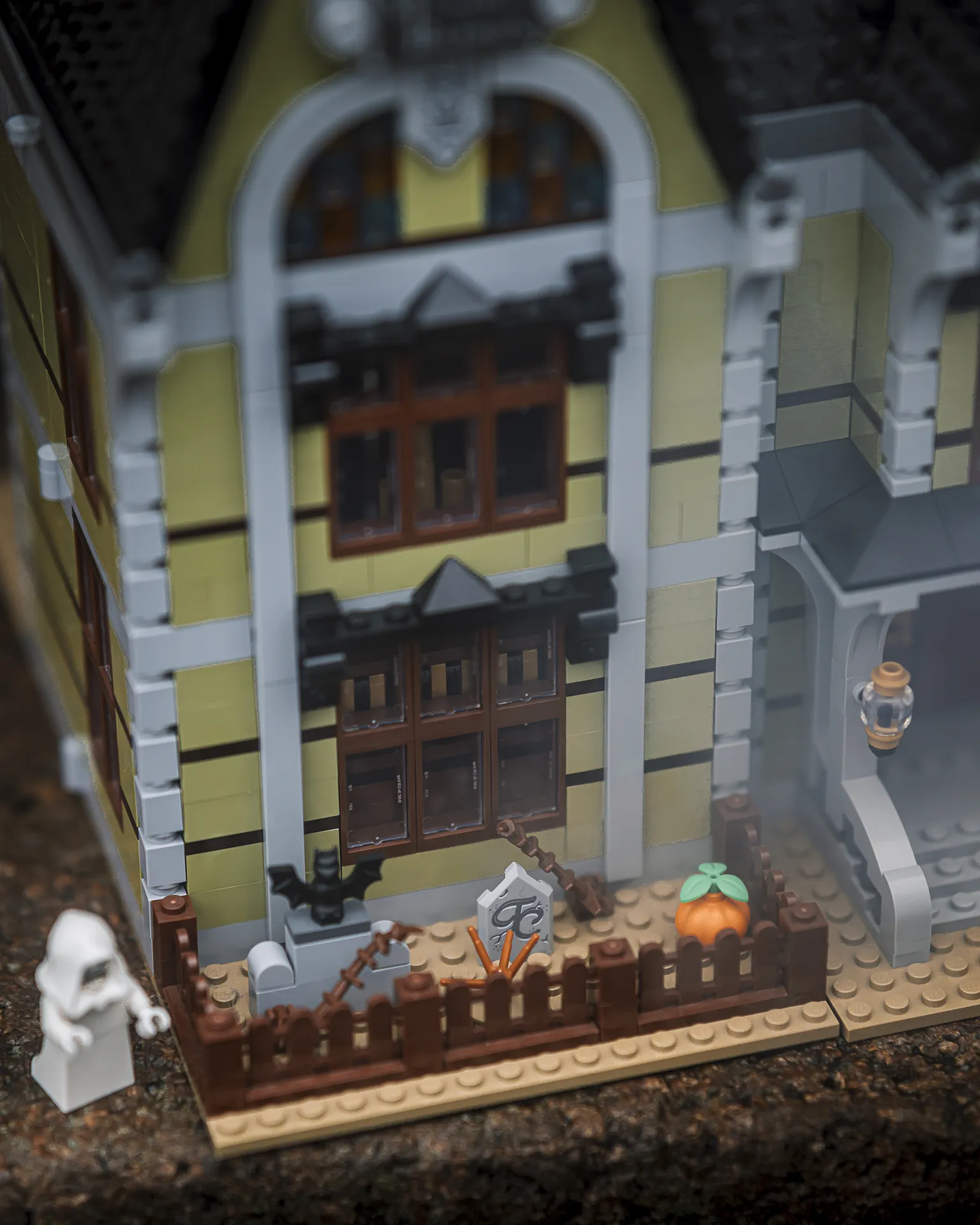 LEGO Icons 10273 Haunted House