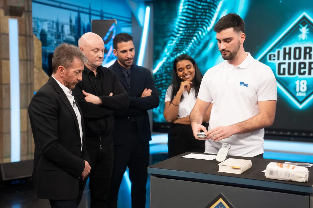 El equipo de LUP enseña la Lupa Inteligente en el plató de «El Hormiguero»