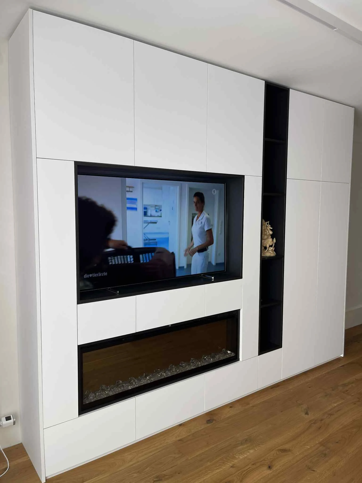 Salle de bains — douche à l’italienne avec niche en pierre.