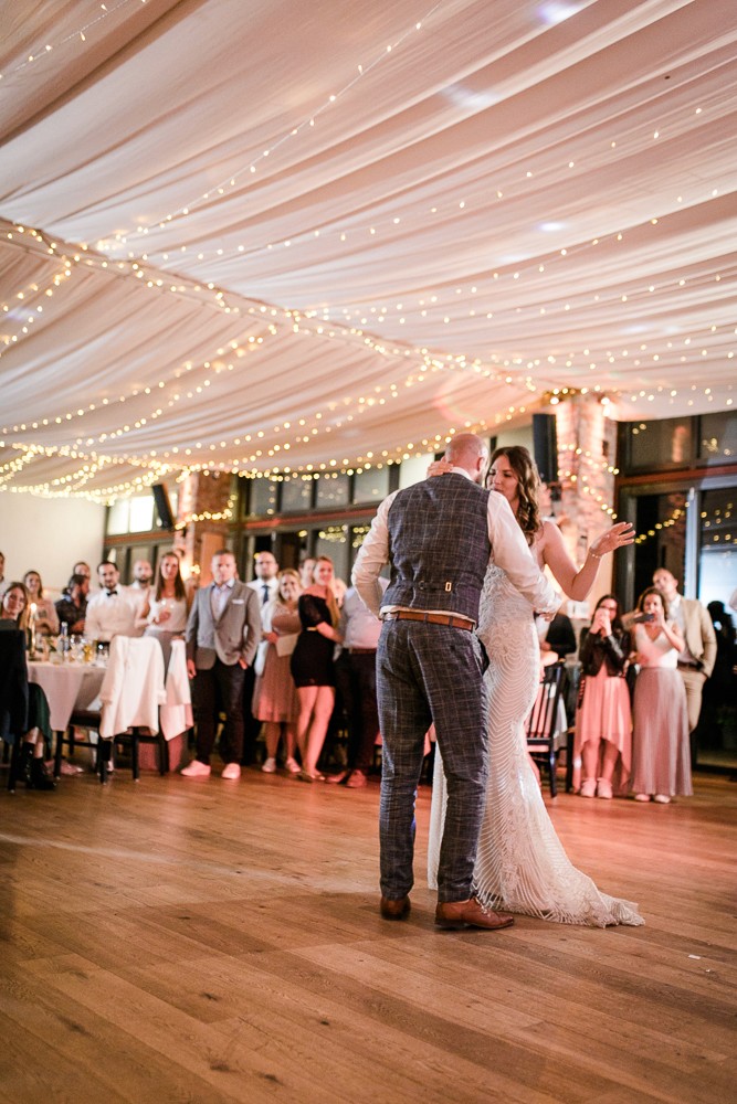 Hochzeitspaar tanzt in Eventhalle