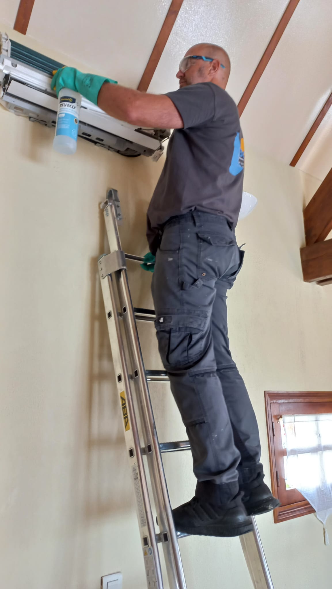 Clim Alain - Expert en installation de climatisation et pompe à chaleur à Argenteuil. Devis gratuit pour l'installation et l'entretien de votre système de climatisation. Service rapide et efficace !