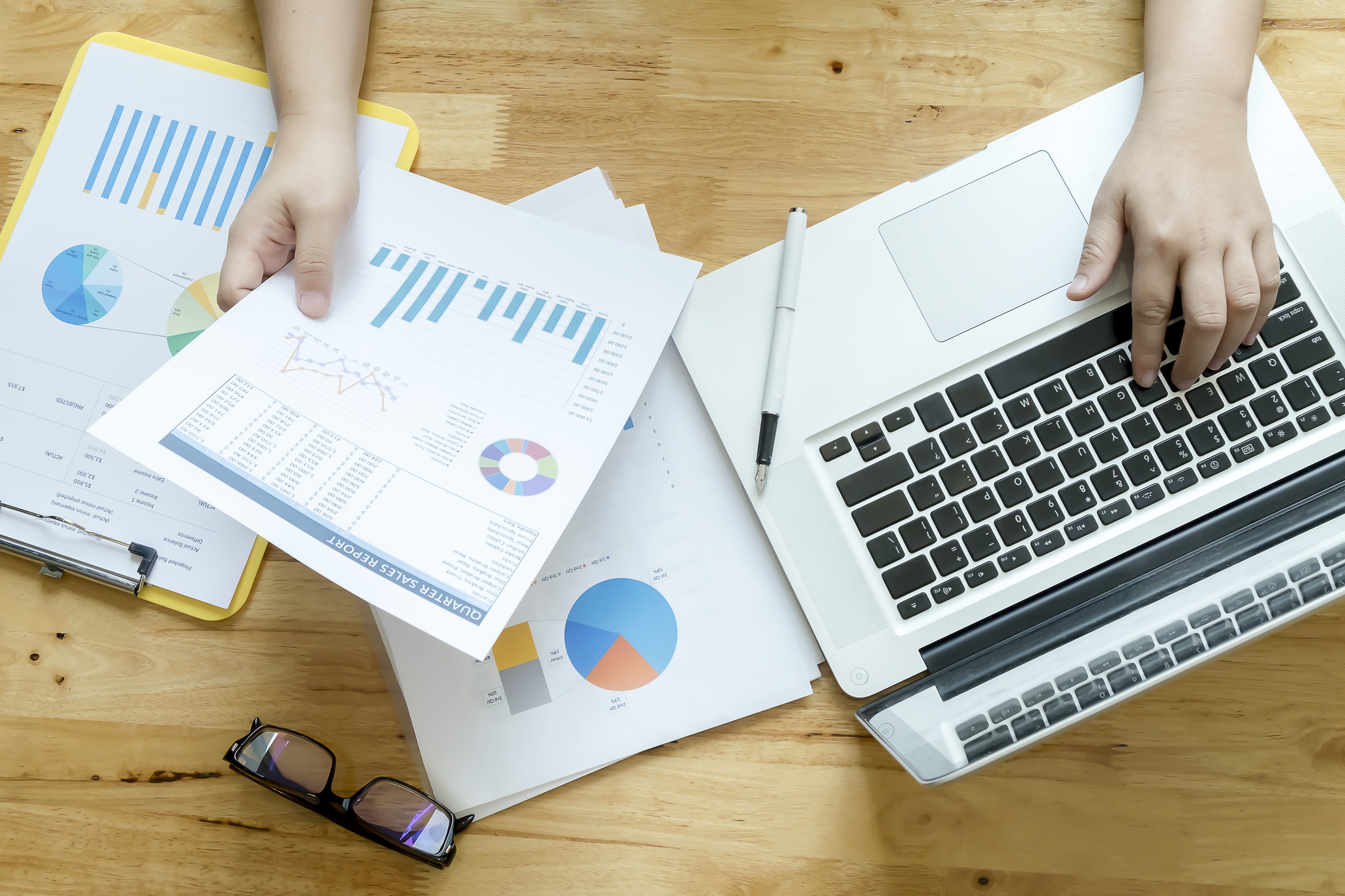 Análisis de reportes financieros consolidados desde distintas fuentes con gráficos, planillas y datos bancarios centralizados en un solo lugar.