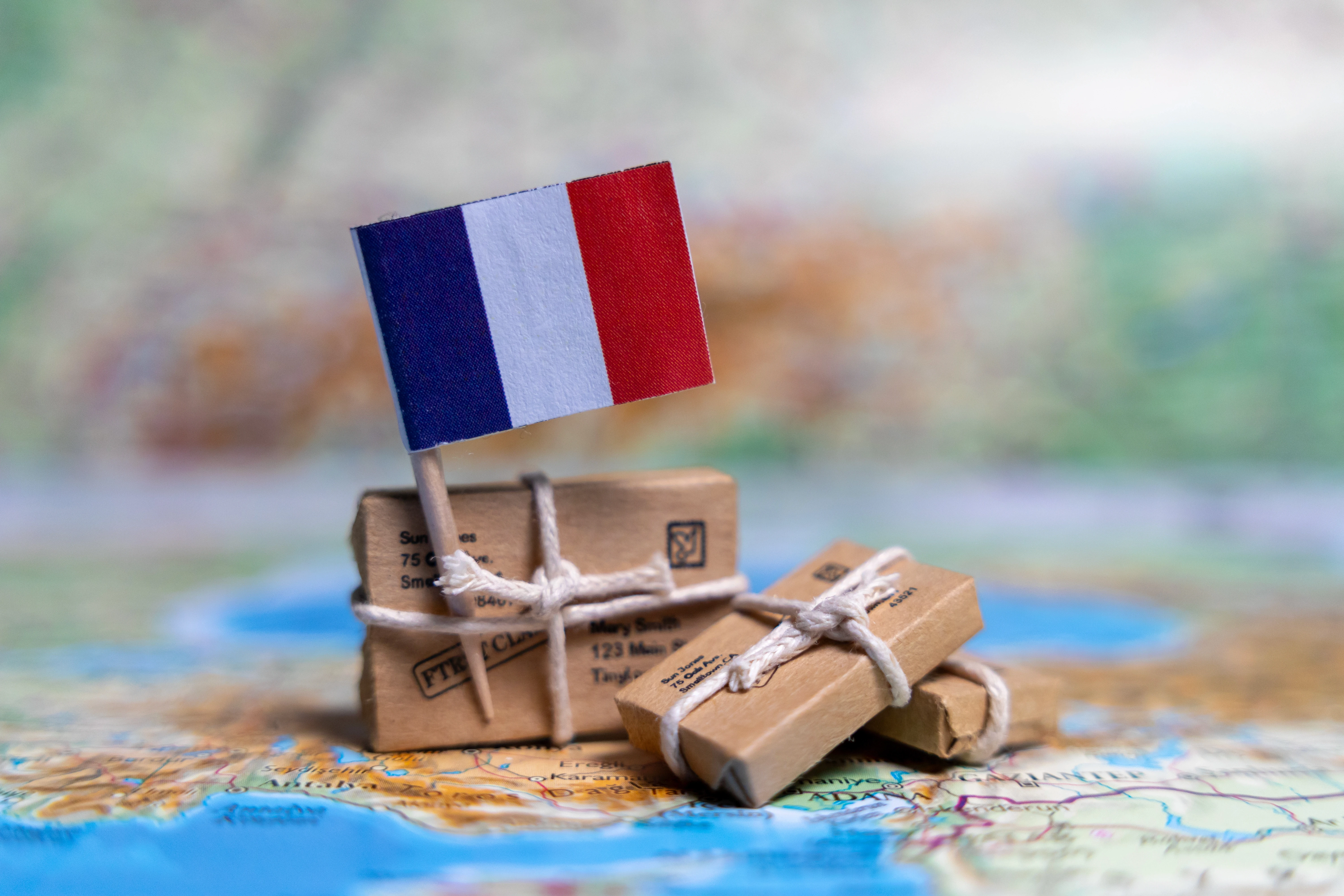 Moving to France from the US: Visas, Money, and Expat Banking