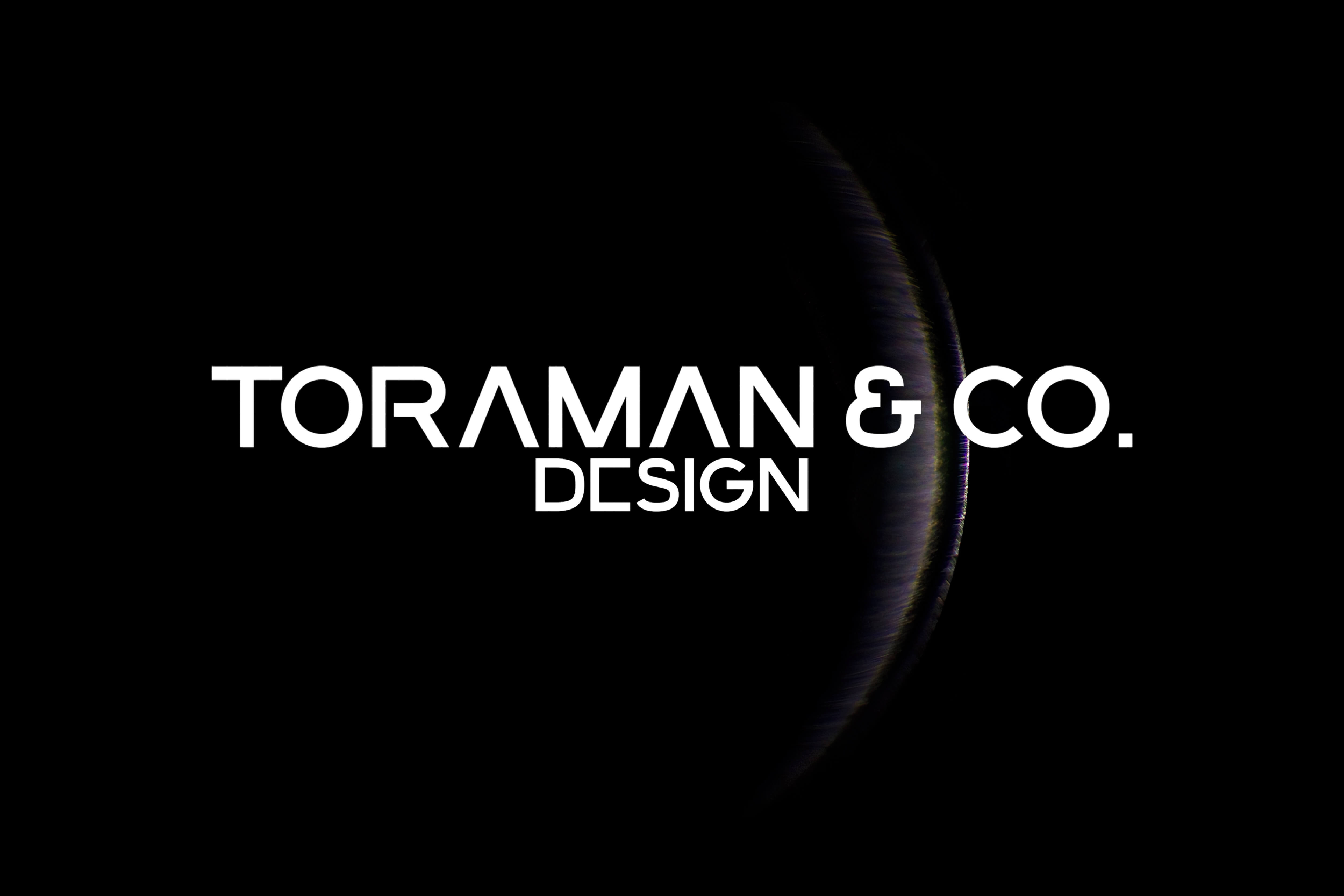 Logo von „Toraman & Co. Design“ mit modernem, weißem Schriftzug auf schwarzem Hintergrund und einem halbkreisförmigen Lichtreflex am rechten Bildrand.