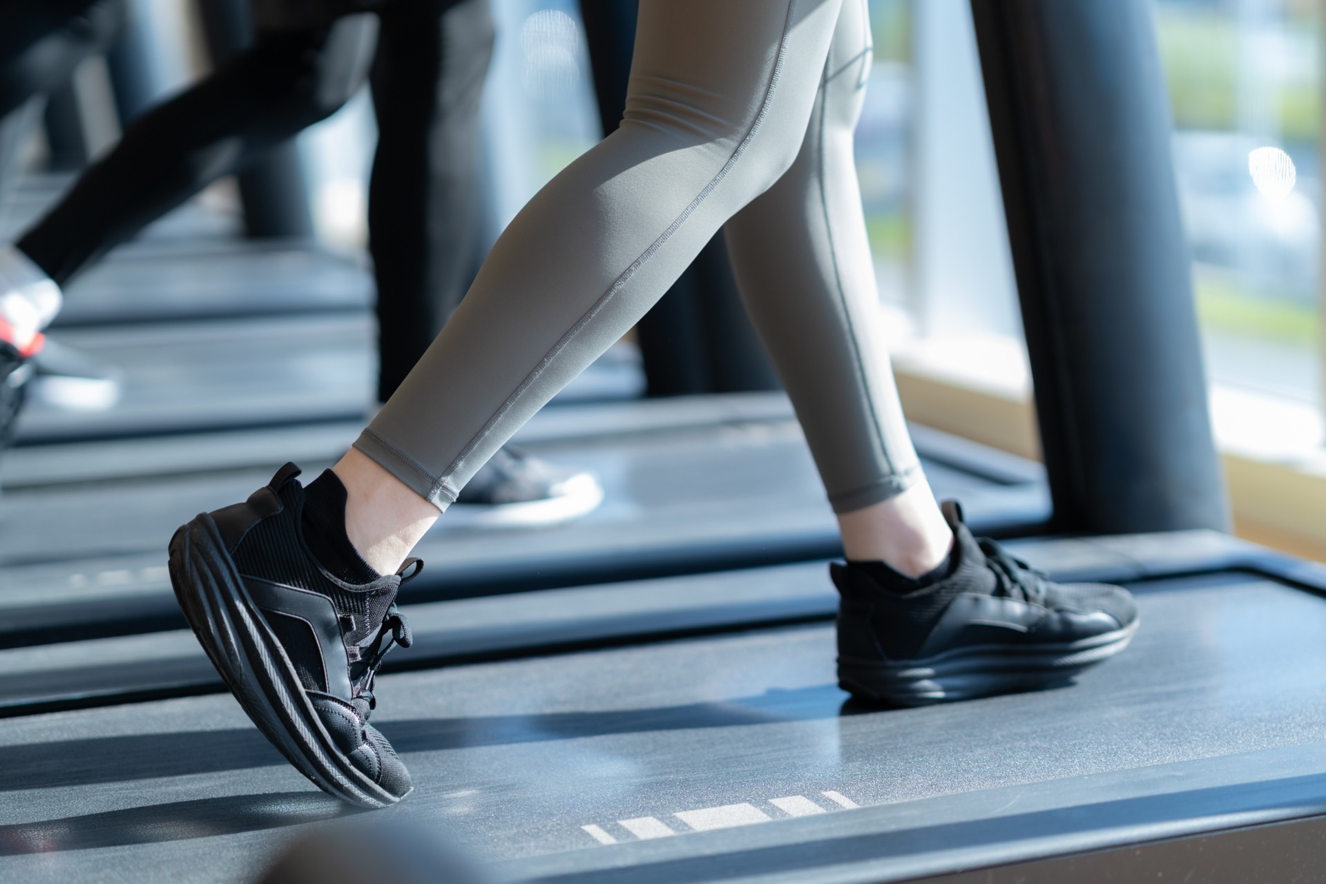 健康な足でランニングをしている女性
