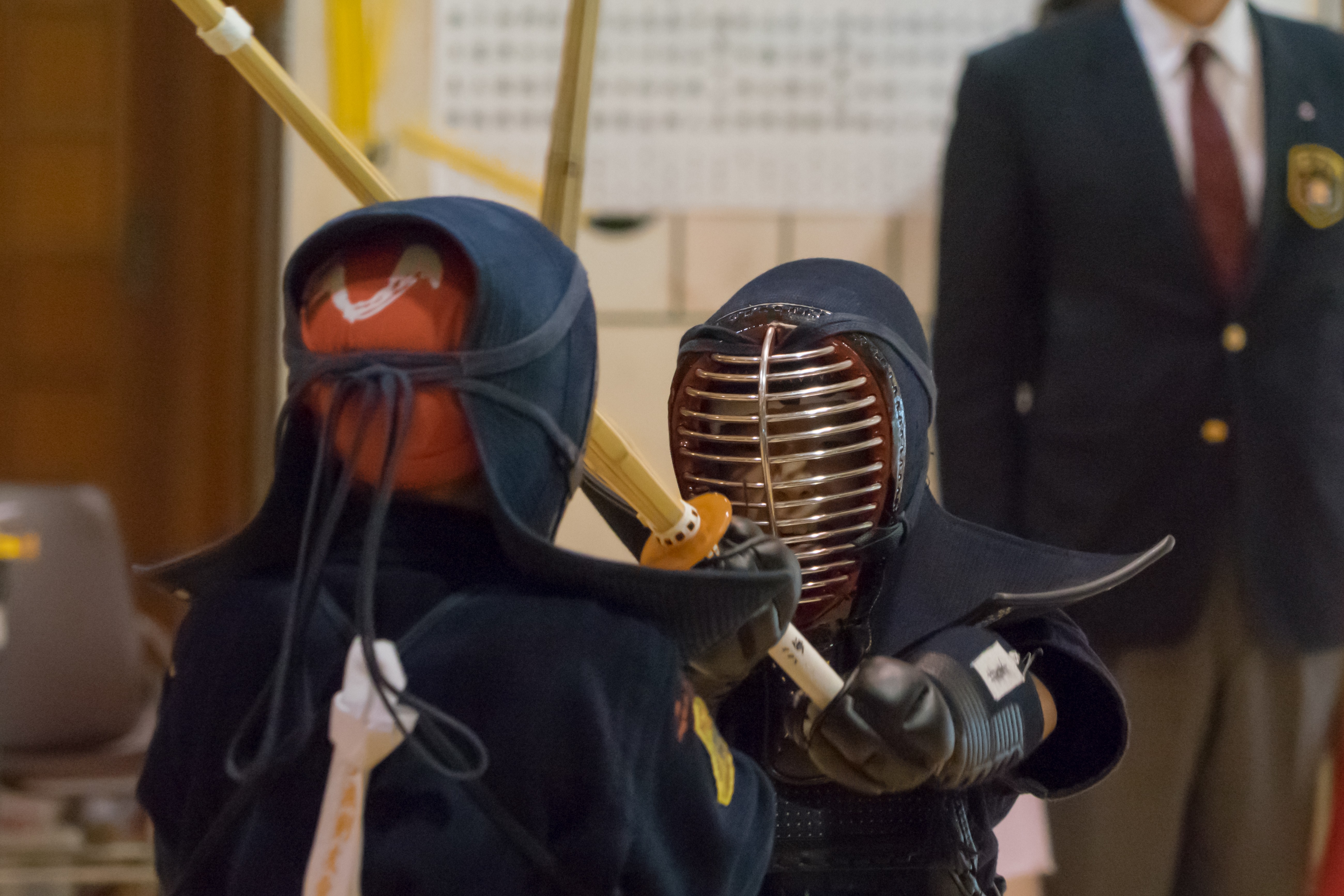 Jeune pratiquant de Kendo en armure pendant un exercice au shinai.