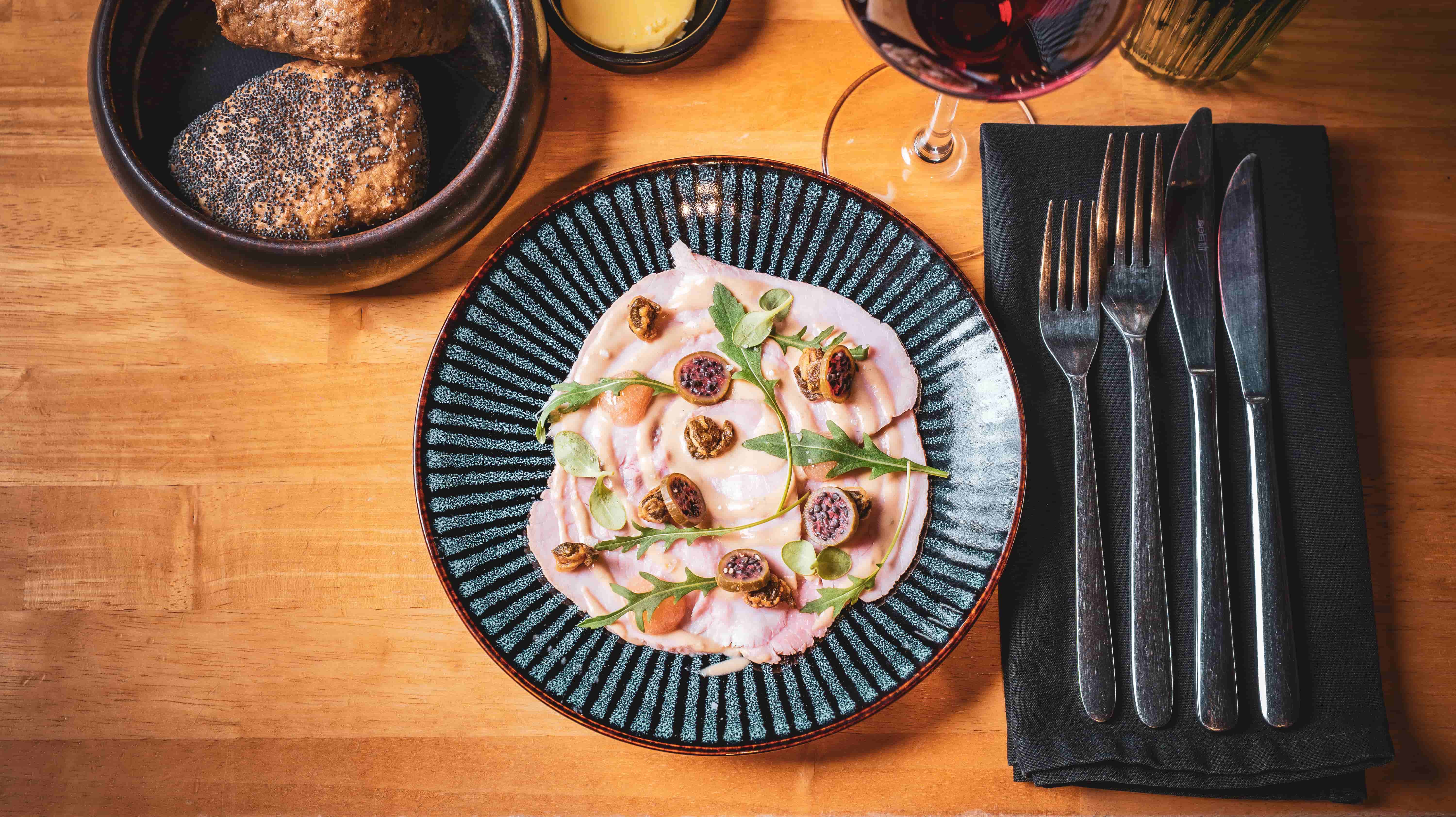 Plat gastronomique de terroir avec produits locaux servi à L'Entre-Temps, restaurant à Chimay