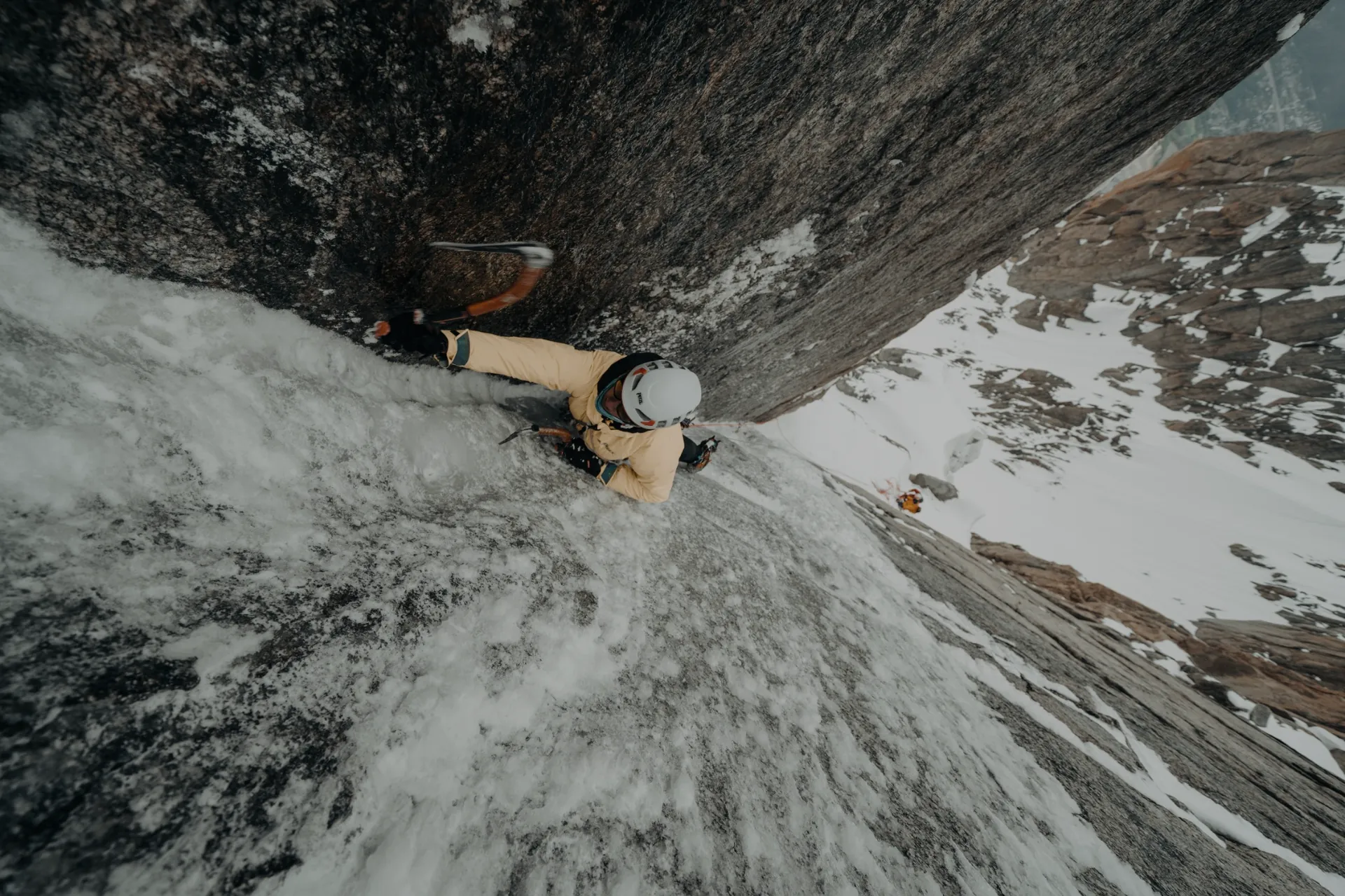 Alpiniste sur falaise grimpant