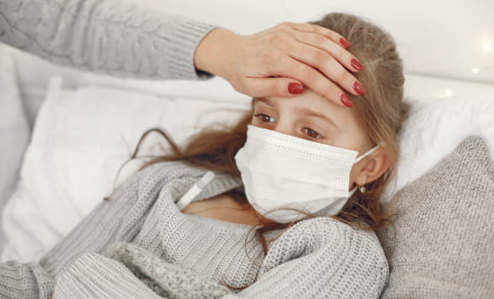 Мати вимірює доньці температуру