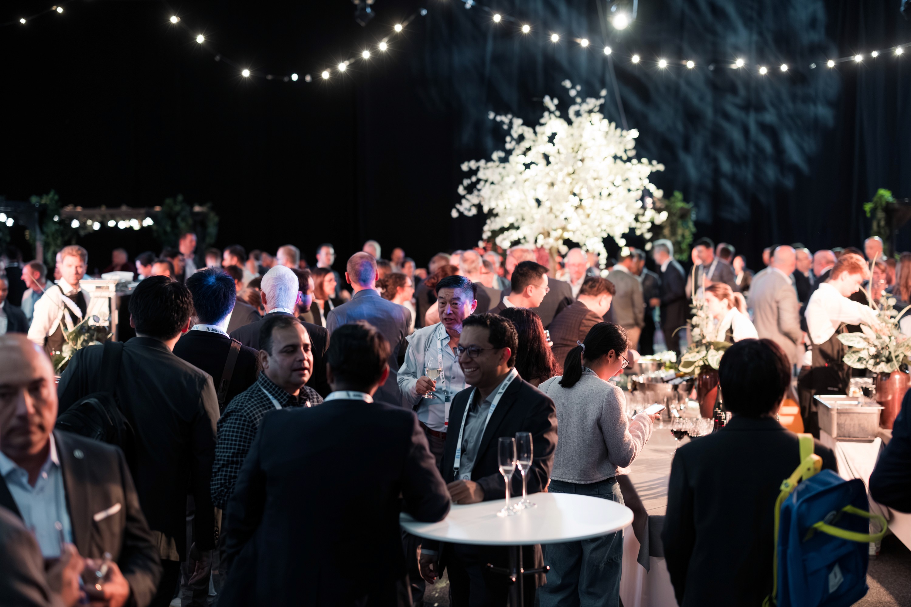 människor som umgås på ett evenemang