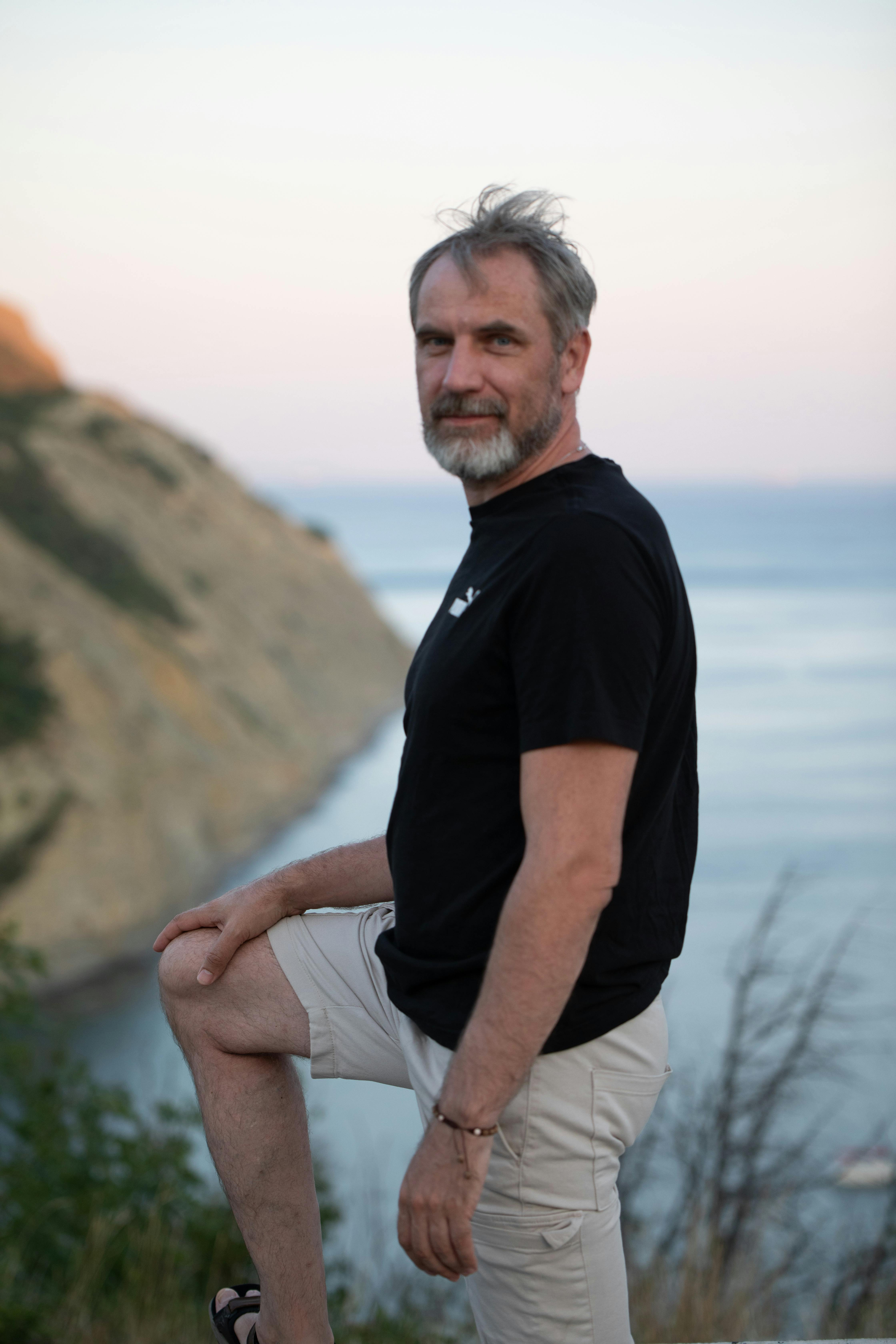 Old man posing over a beach.