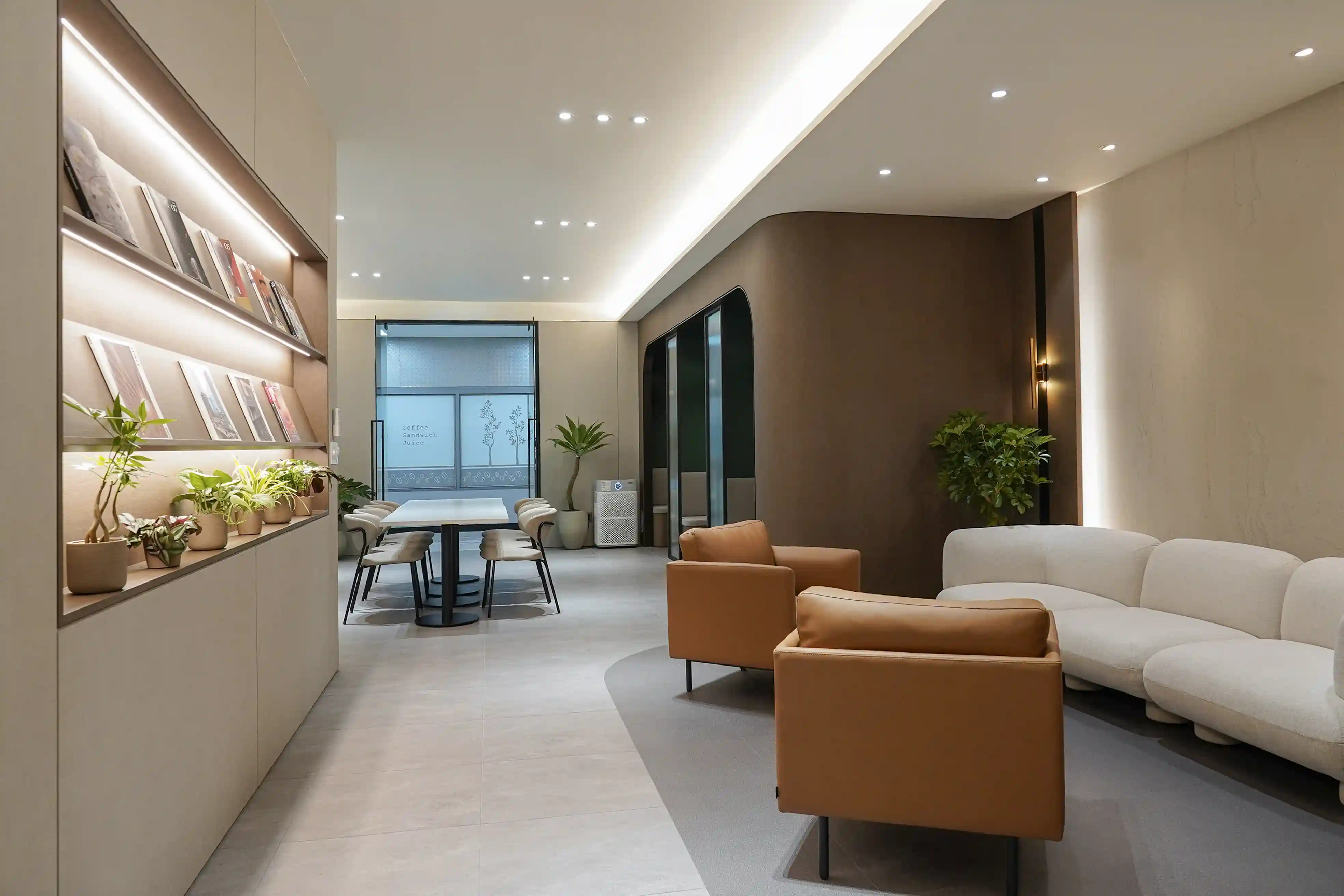 르엘라운지에 베이지 톤의 화분인테리어를 조성했다.