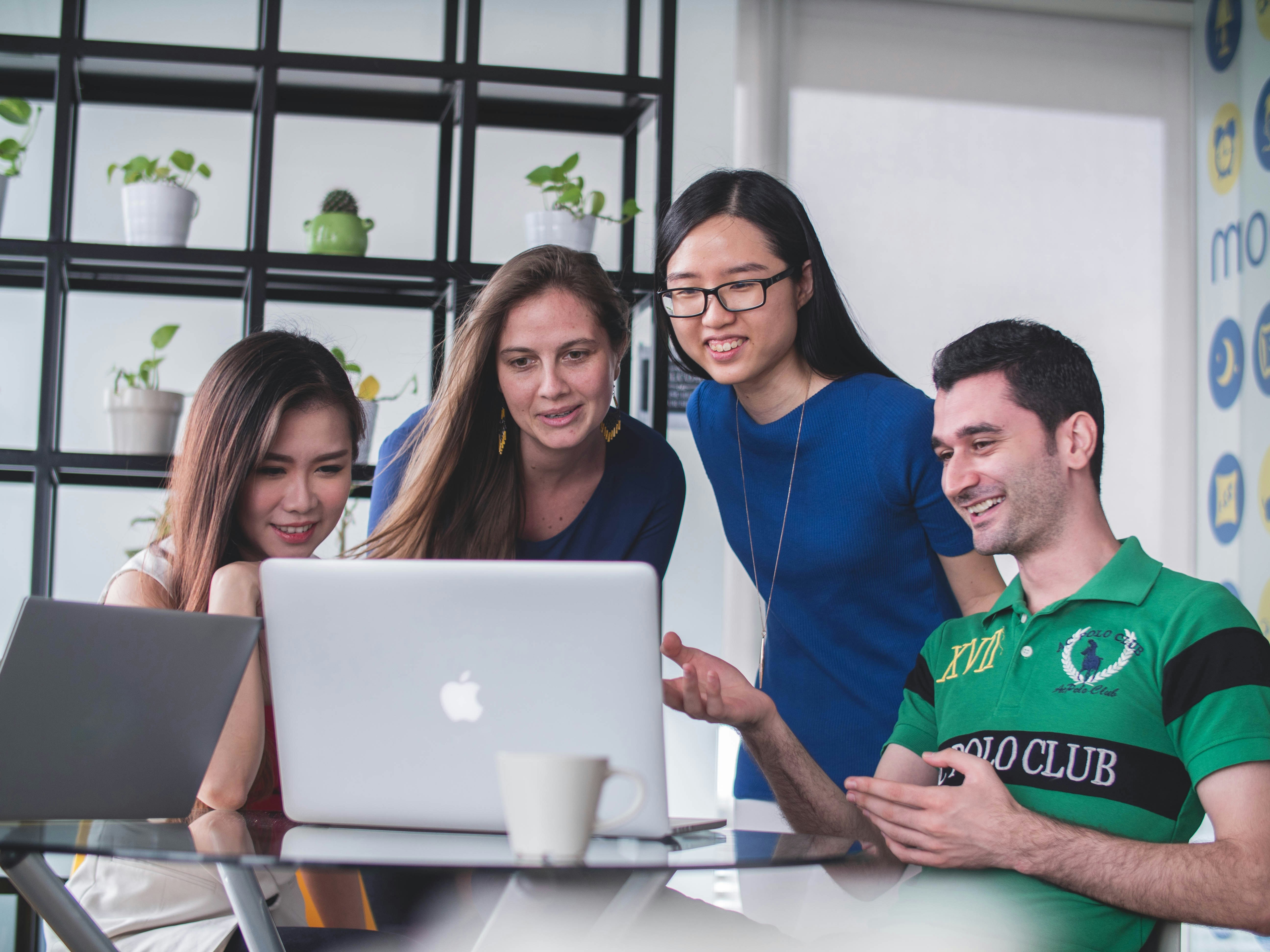 man showing juniors benefit of Google Scholar Alternative