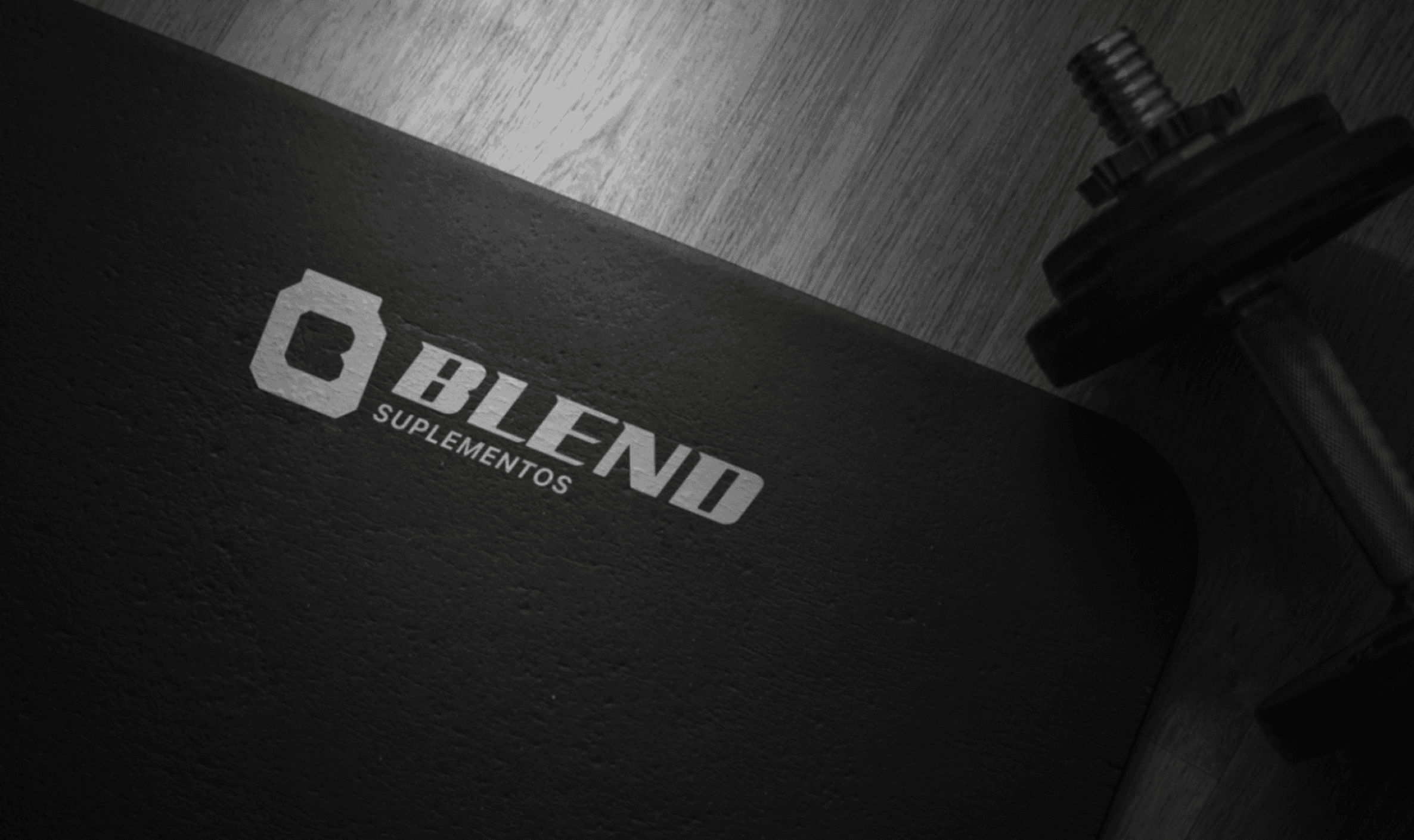 Imagem de um tapete de academia com o logo da Blend suplementos na cor branca.