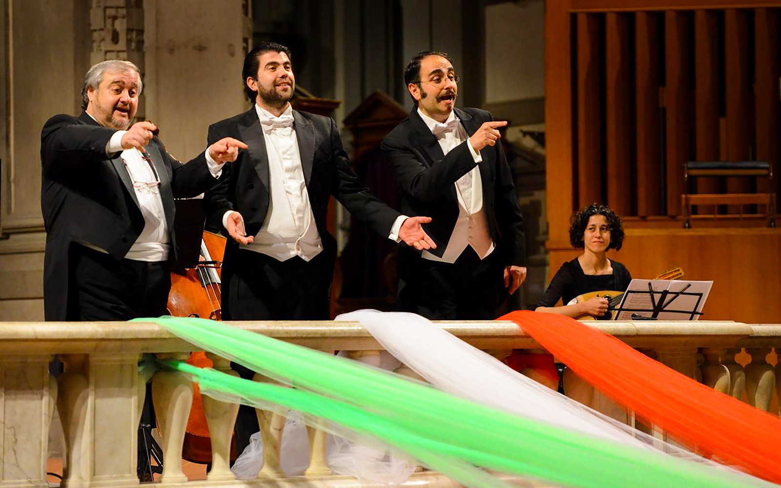 Három tenor lép fel egy zenésszel Firenzében egy toszkán vacsorakoncert során.