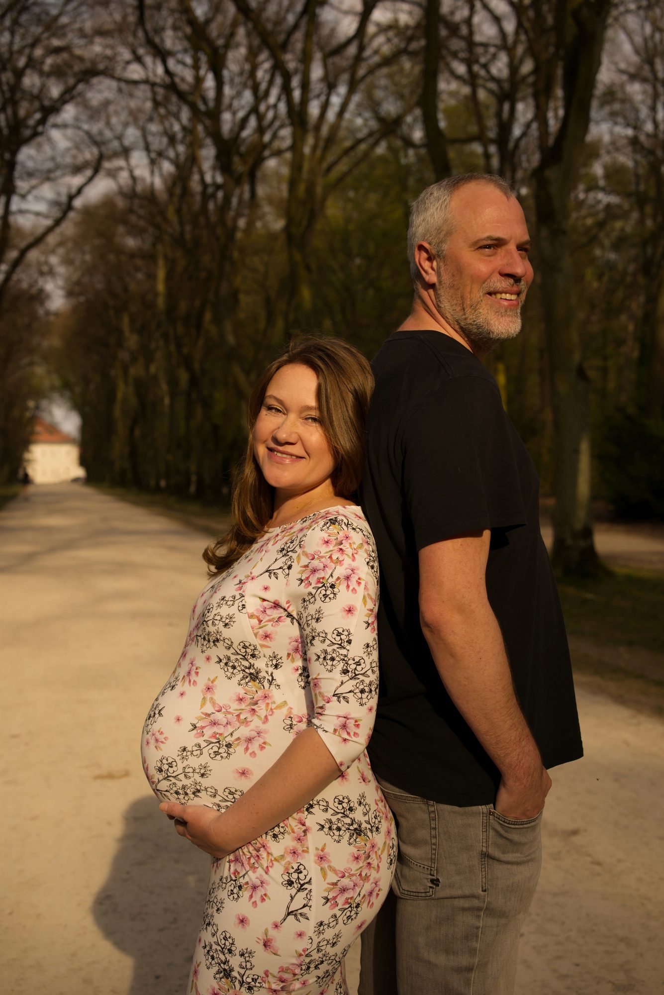 Těhotenské focení venku v přírodě - očekávající pár