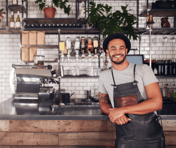 El dueño del café frente al counter de clientes