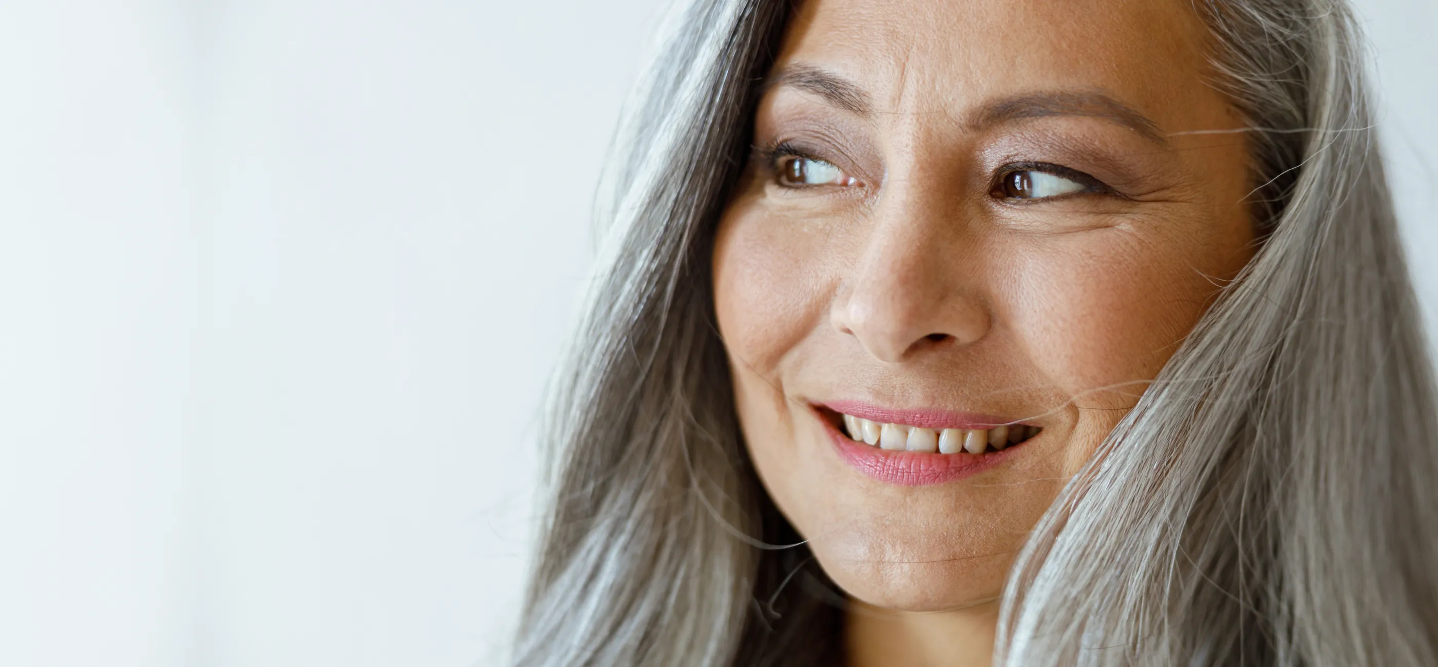 Uśmiechnięta kobieta z implantami.