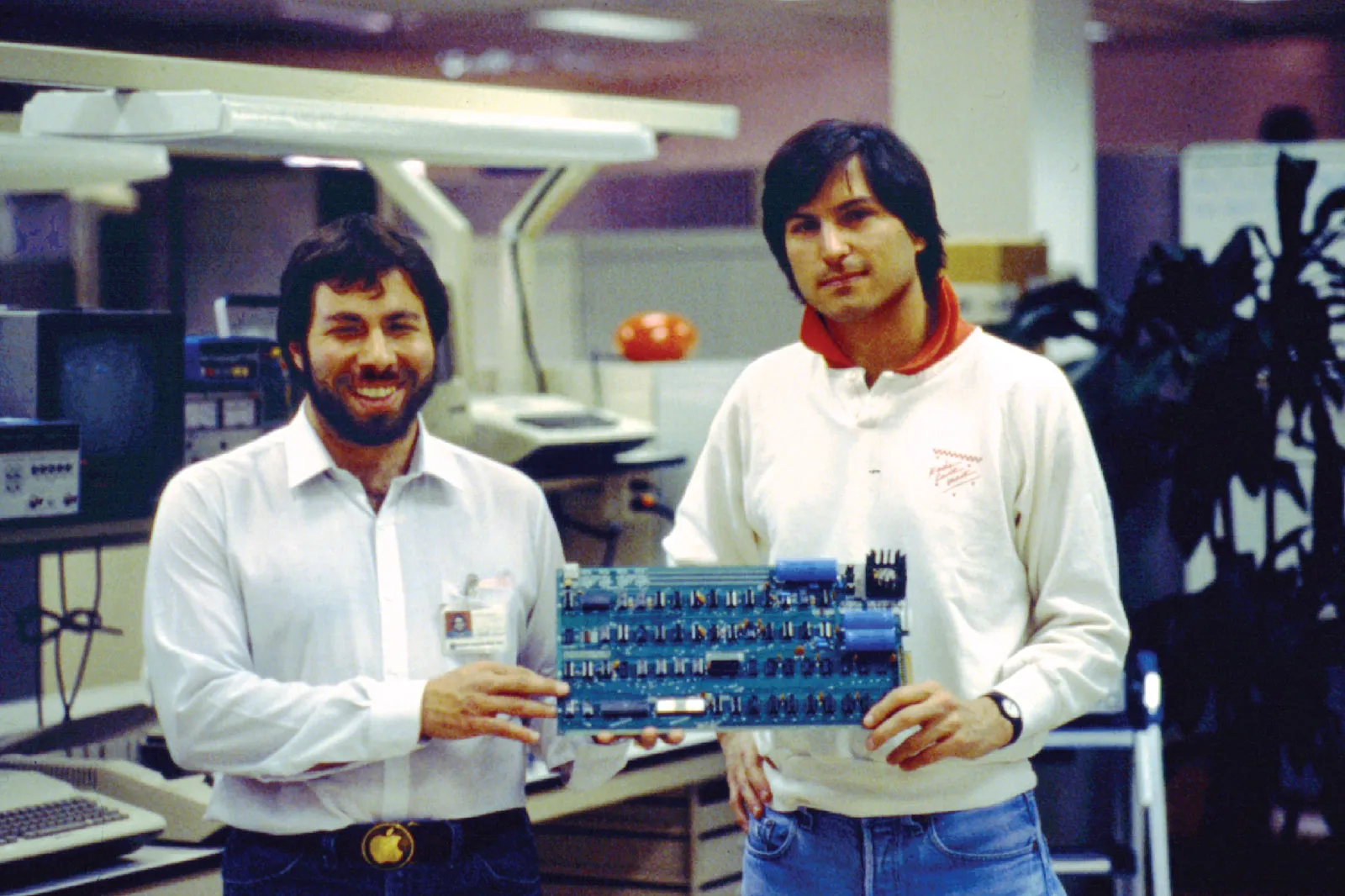 Steve Jobs et son collègue montrant une invention Apple