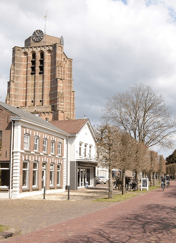 Monteur die dakgoot schoonmaakt met stofzuiger