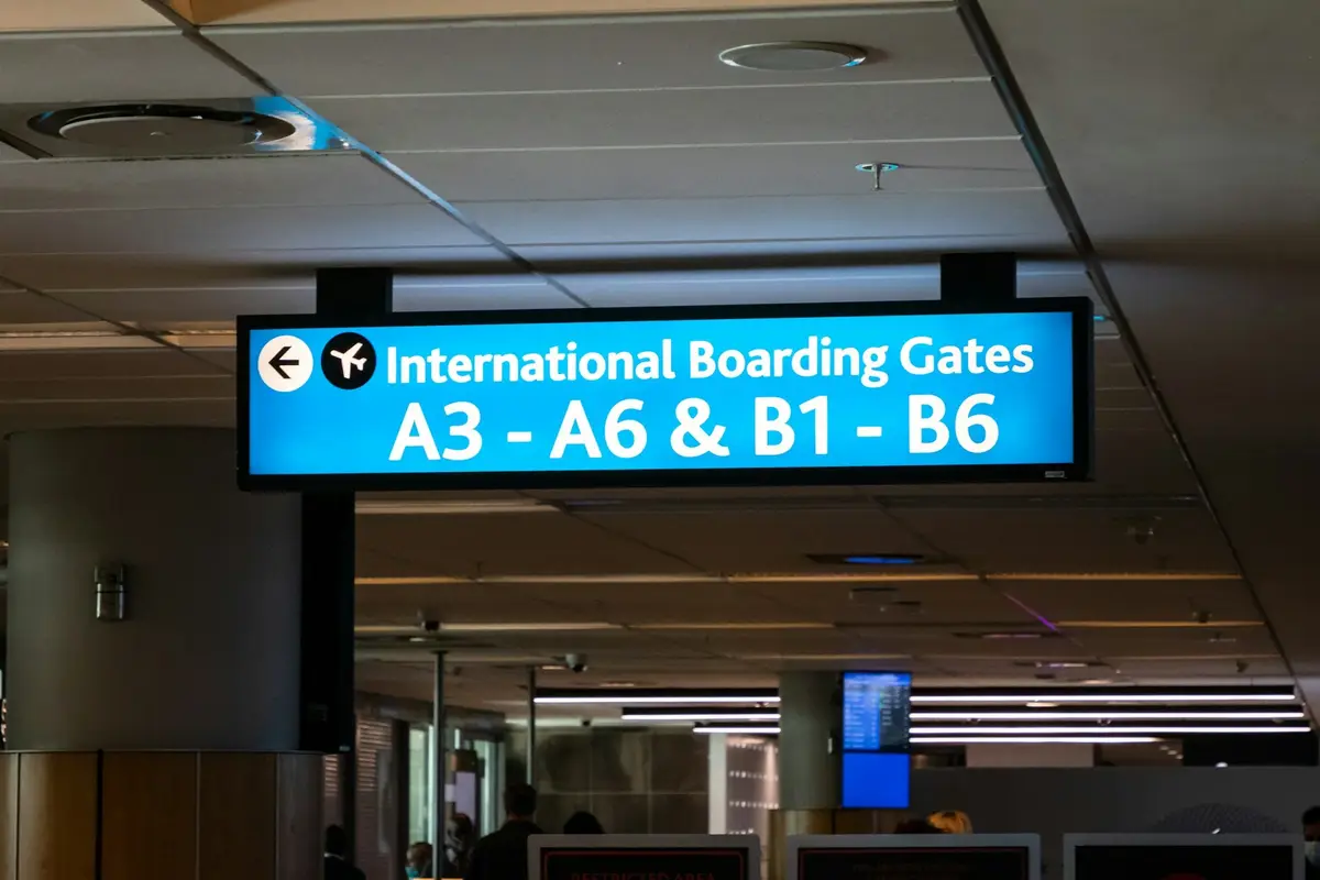 Écrans d'information des portes d'embarquement internationales dans un aéroport